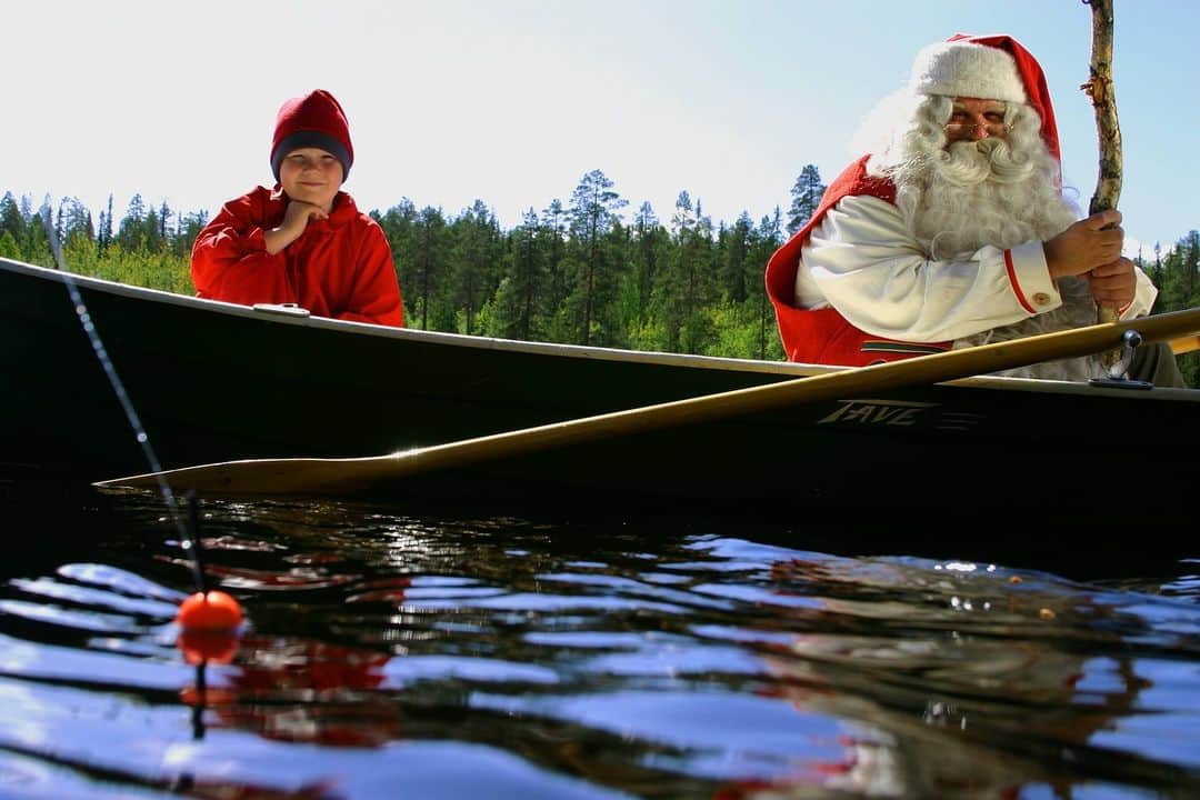 フィンランド政府観光局のインスタグラム：「🎅フィンランドではロヴァニエミにあるサンタクロースヴィレッジで１年中サンタさんに会えます。☀️夏も例外ではありません。  @visitrovaniemi  📸 Visit Rovaniemi, Riku Pihlanto  #visitfinland #ourfinland #visitfinlandjp #finland #北欧旅行 #travelgram #フィンランド #フィンランド政府観光局 #北欧 #travel #instatravel #travel #travelgram #travelling #traveler #旅したくなるフォト #旅行 #旅 #海外旅行 #travelphotography #湖 #旅行大好き #旅行好き #旅スタグラム #旅好き #ヨーロッパ旅行 #旅に出たい #トラベル #サンタ #サンタさん #サンタクロース #visitrovaniemi」