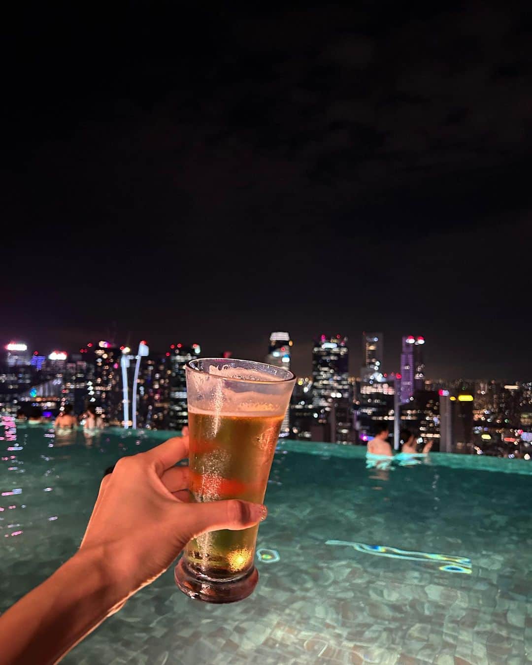 イ・ナリのインスタグラム：「밤 🌙🌝🎶🎶🎶 . #즐겨~ #😆#👙#🎶#🍾」