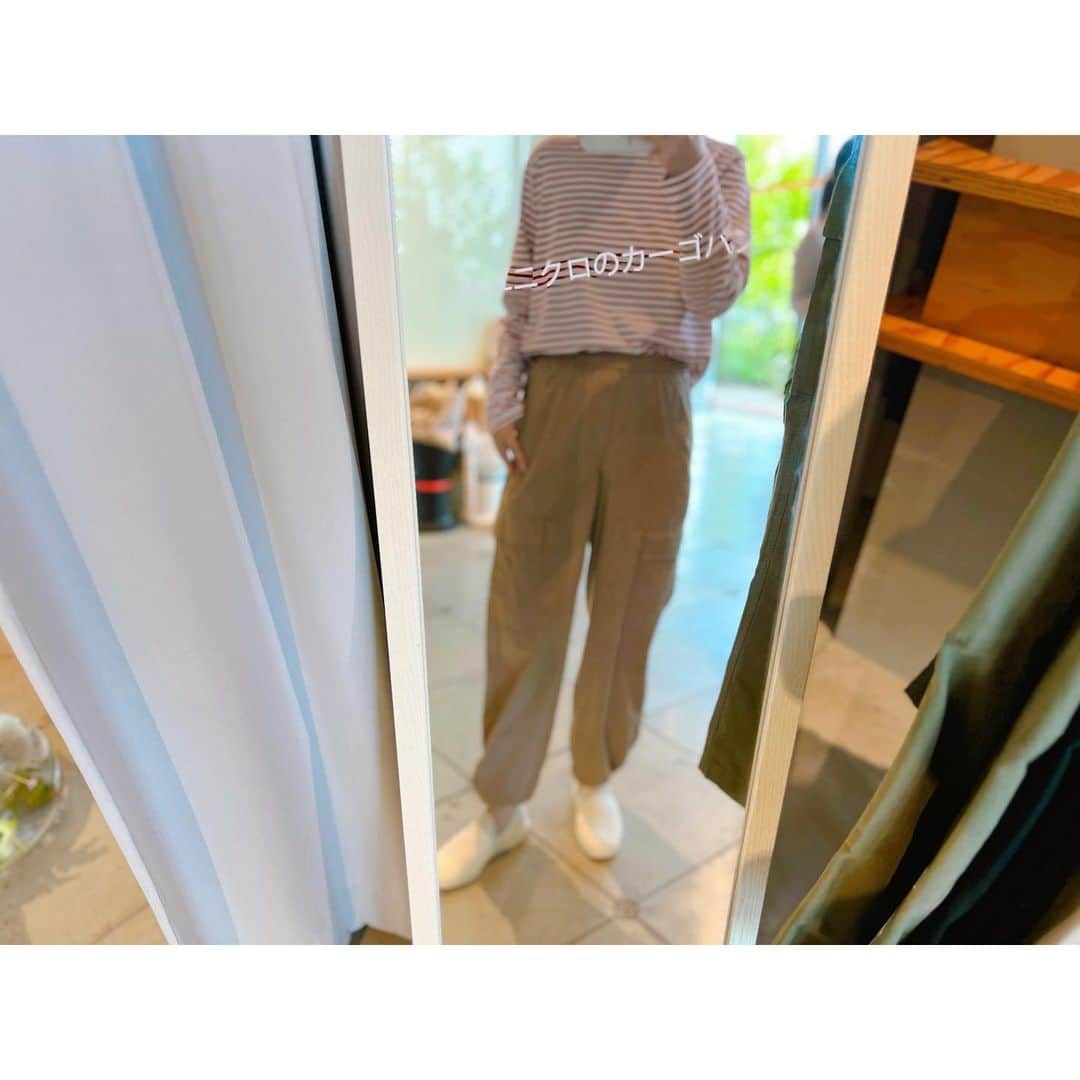 徳山沙季さんのインスタグラム写真 - (徳山沙季Instagram)「. @uniqlo_jp カーゴパンツ試着会✎𓈒𓂂𓏸 . カーゴパンツのイメージが変わりました◎ママコーデにも欠かせないアイテムですꕤ . 1枚めはフレンチスタイルっぽくてお気に入り🇫🇷 🏷️ #イージーカーゴパンツ 31 BEIGE 着用サイズXS . 2枚めはメンズのスウェットカーディガンを着用しましたがシルエットもとっても可愛かったです☺︎ 🏷️ #ワイドストレートカーゴパンツ 08 DARKGRAY 着用サイズXS . きれいめコーデにも合わせやすいので色違いで欲しくなります☘︎ . . @uniqlo_jp  @uniqlo_with  #uniqlo #uniqlo_with #uniqlo2023aw #ootd #ママコーデ　#パンツスタイル　#カーゴパンツ #カジュアルコーデ　#プチプラコーデ #フレンチスタイル　#メンズコーデ」7月10日 19時08分 - saki.whitesnow