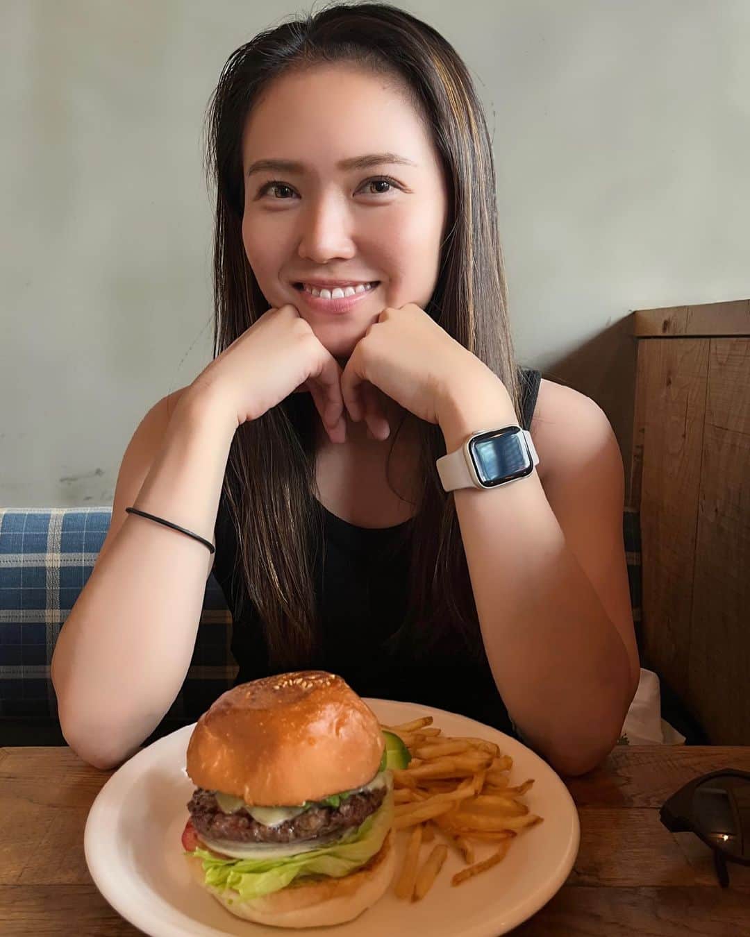 松本遥奈のインスタグラム：「私、食べるの大好きなんだよね😋❤️ 📷 @kenmiyajima  #食べるの大好き  #roxy #roxyjapan  #oakleyjapan #oakleysnowboarding」