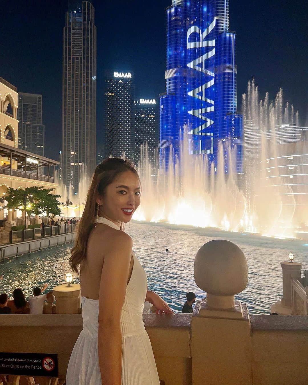 宇都宮茜のインスタグラム：「噴水ショーいつみても感動🕊️  福岡のハイアットからよく見てた キャナルシティーの噴水ショーで喜んでたからさ⤴︎⤴︎  . でもすこーーしだけ似てた🤏🏽笑笑  .  .  .  .  .  .  .  .  .  .  .  .  .  .  .  .  .  .  #ドバイ#ドバイモール#噴水ショー#ドバイ観光#ドバイ旅行#海外旅行#海外好き#南国#リゾート#水着女子#南国コーデ#リゾートコーデ#海外コーデ#水着ギャル#リゾートコーデ#ドレス#ビキニギャル#水着コーデ#海好き女子#ビキニ女子#ブルジュハリファ #UAE#burjkhalifa #dubai#dubaitrip#dubaitravel#pool#dubaipool#dubaimall#emaar#emaardubai」