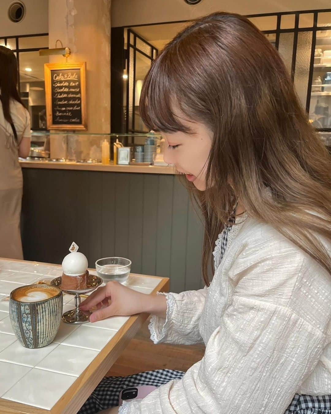 ももはらみのりのインスタグラム：「🤎🍨 まんまるアイスと とろとろプリンのおみせ☺︎  おさんぽもしたよ〜！🐾🐉  . . 🌱 .  (こっそりInstagram復活しようとするみのりせんせー👼あったかく見守ってね☺️🤣)」