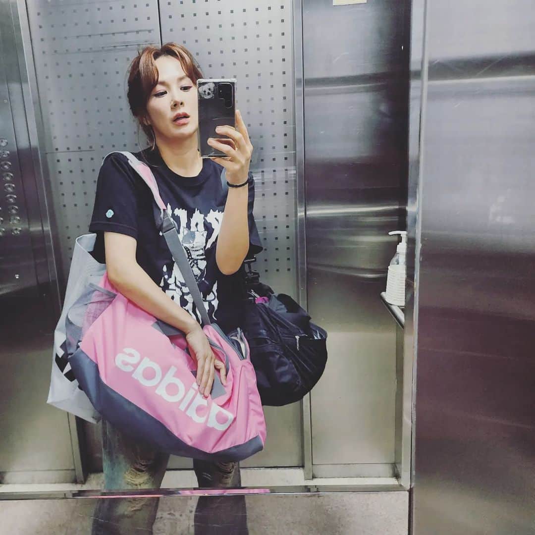 チェヨンのインスタグラム：「아니 왜 맨날 짐이 많아?」
