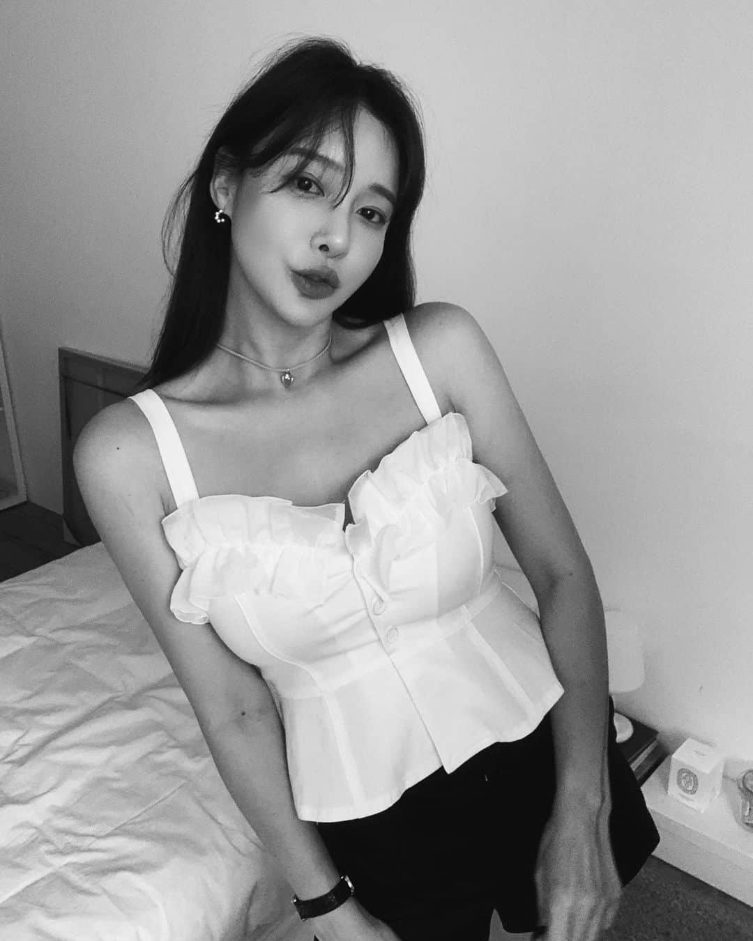 nanaのインスタグラム：「나흐나흐 프릴 카미, 요청이 많아(친구들이 구멍날때 까지 입었다고 하기에) 조금 길게 좀더 고급스러운 소재로 재탄생했뚭니다👻 촬영전 샘플이라 가슴부분 훅이 달리기전으로 살짝 벌어졌어용 하나만 입기 좋게 훅 달려 가구요 끈 조절 되옵니다🙆🏽」