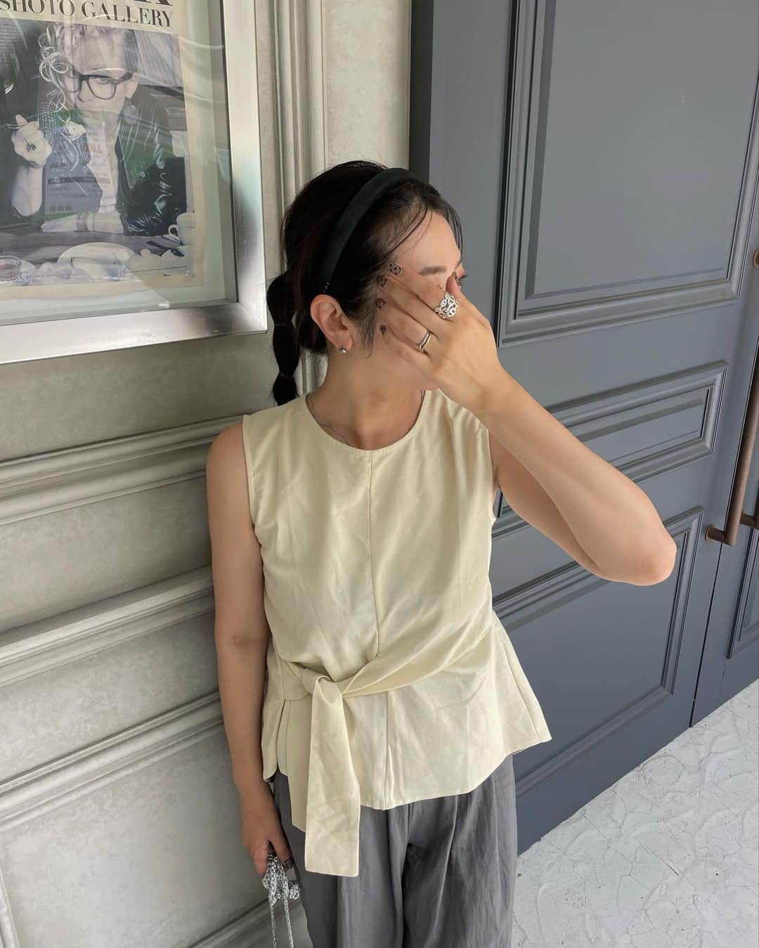 のインスタグラム：「☆ 𝕠𝕦𝕥𝕗𝕚𝕥 ☆  . 午前中クーラーを付けずに家事を頑張って  シャワー浴びて🚿  クーラーつけた部屋で韓国ドラマセレブリティ  面白くてこれは一気に見てしまうな！  @goinluck.jp のTOPSウエストのリボンがお気に入り  . .  #goinluck #夏コーデ #夏服  #購入品紹介 #高身長女子#高身長コーデ#40代コーデ #40代ファッション#大人カジュアル#30代ファッション #30代コーデ#骨スト#骨格ストレート#シンプルコーデ#キレイめコーデ」