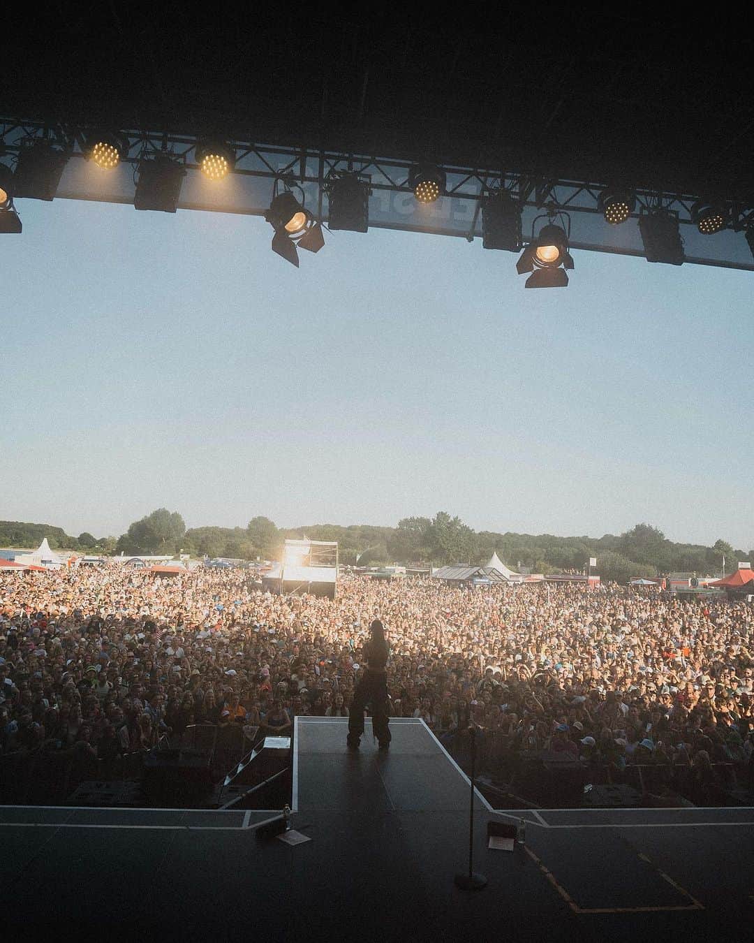 レナ・マイヤー＝ランドルートのインスタグラム：「DANKE 🤍🤍🤍 check slide 2 für mein back on stage gesicht!」