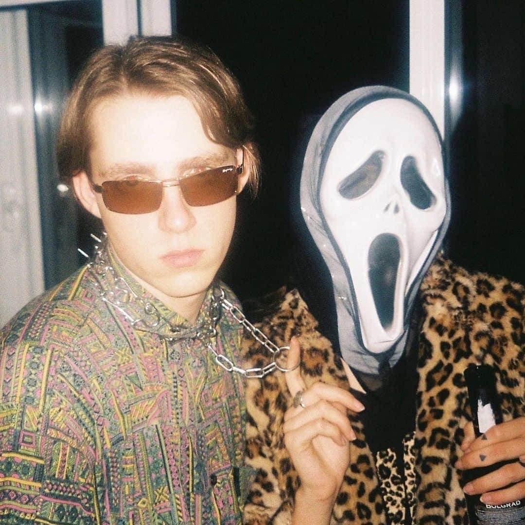 Dazed Magazineのインスタグラム：「@kkoplakn’s analogue photographs – taken between 2016 and 2017, when he was 19 years old – paint a portrait of Ukraine’s pre-war electronic music scene in Ukraine.   “Before the war, everything seemed carefree,” he tells Dazed. “I felt free hanging out with my friends for days, there was something special about it – like we were fulfilling each other without any sense of materialism.”  Koplak, who is now 25, has since moved to the UK and become an active part of London’s techno scene.   His images capture the free, rebellious energy of the underground music circuit in his hometown of Lviv, Kyiv, as well as the abandoned spaces in surrounding areas.   On the surface, these photos are reminiscent of memories that many young people with a passion for music might recognise, although they are now suffused with melancholy and loss.   "There was something special about it, it wasn’t just about the drugs and partying itself, it felt like a “movement” of a Ukrainian mentality – rebellion. It felt like a rebellion against the regular music scene and life in general.”  Read more through the link in our bio 🔗  📷 @kkoplakn  ✍️ @classtraitor」