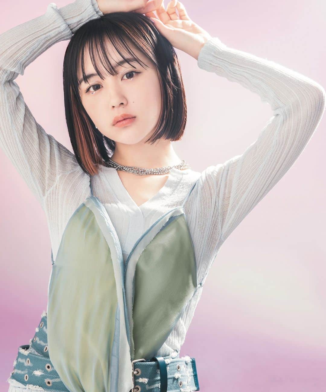 GLITTERのインスタグラム：「誰もがありのままの自分でいるだけで個性的! そう語るのは、SNSで注目を集め、バラエティ番組やドラマでも活躍中のなえなのさん。彼女の言葉や生き方には“セル 5 フラブ”を叶えるヒントがいっぱい詰まっています。　　　　　　　　　　　  最新号では多様な考え方や価値観をもって、パワフル に、自由に時代を生き抜くZ 世代=GenZ(Generation Z)から、今 チェックすべき話題の人物&トレンドをピックアップ。新世 代のGenZアイコンたちのマインドや生き方は、無限の可能性に溢れてる!   　　　　　　　  📕GLITTER 2023 SUMMER issue 全国の書店、ネット書店で発売中  #なえなの @naenano0114  #GLITTER #グリッター #グリッターマガジン #glitter2023summerissue  #genz   Photos Yow Takahashi  Styling Ai Suganuma@TRON Hair & Make-up Aya Murakami Edit & Words Misa Haioka」