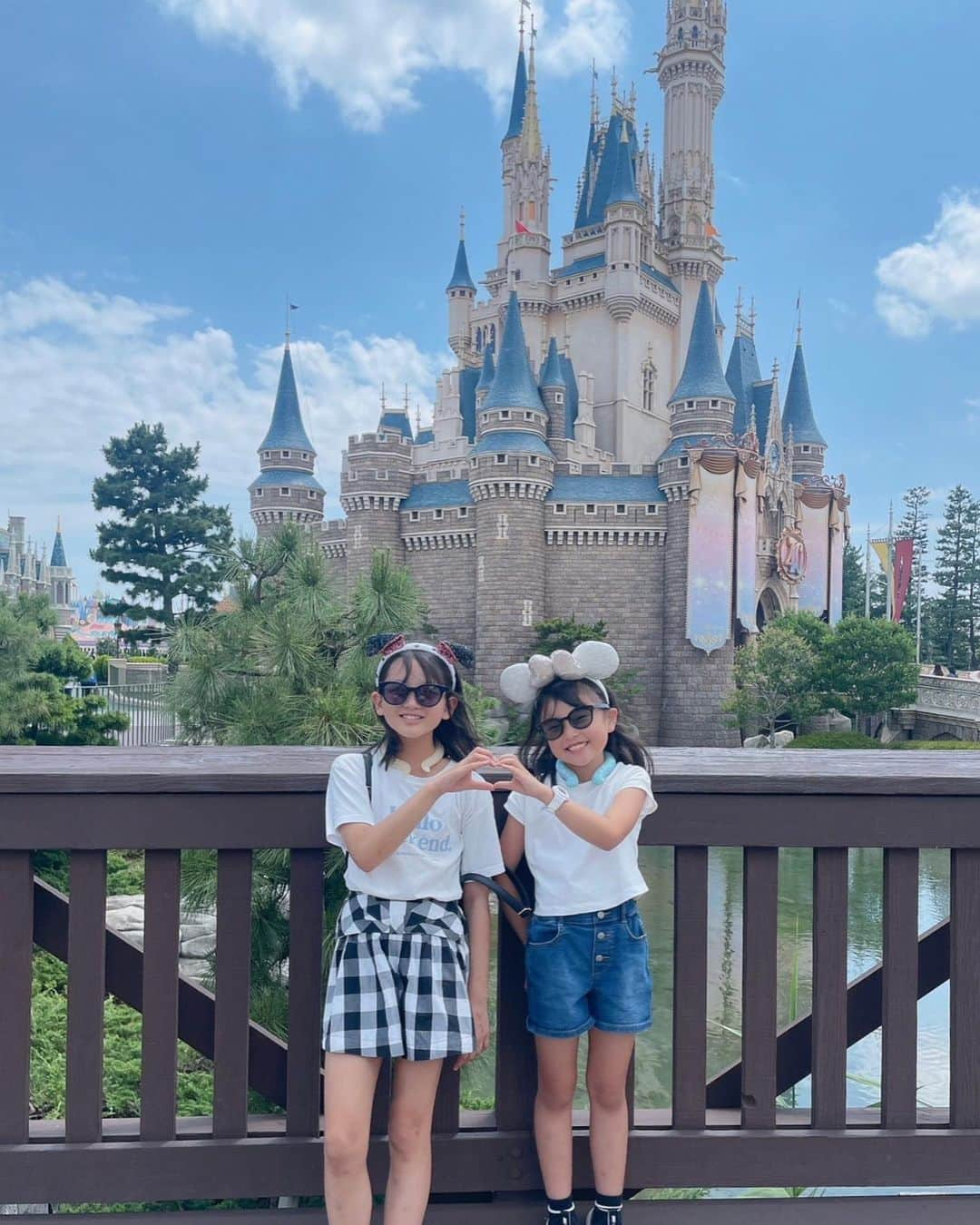 黒木なつみさんのインスタグラム写真 - (黒木なつみInstagram)「⁡ Disney land🩵🏰🩵 ⁡ この日は空いてて、ビッグサンダー4回、トゥータウンのこどもジェットコースター何回？？数え切れないくらい連続で、私とミーちゃんは蚊に刺されながら待ってた😅 ⁡ ビッグサンダーでは2人だけで、笑っちゃいけないとか、手すりをつかんじゃいけないとか決めて乗ってたらしいw可愛い2人のスペシャルデイ💞 ⁡ 色々なところで水が出てるからもうビショビショでした💦🩵 ⁡ 楽しそうでなにより🥰ママ来なくて平気とか言われる前にたくさん一緒に行っとこう〜🫶 ⁡ #考えただけで悲しい #disneyland #ジェットコースター乗ったら #無駄に叫びます#私w #夢の国♡」7月10日 19時25分 - natsumi0086