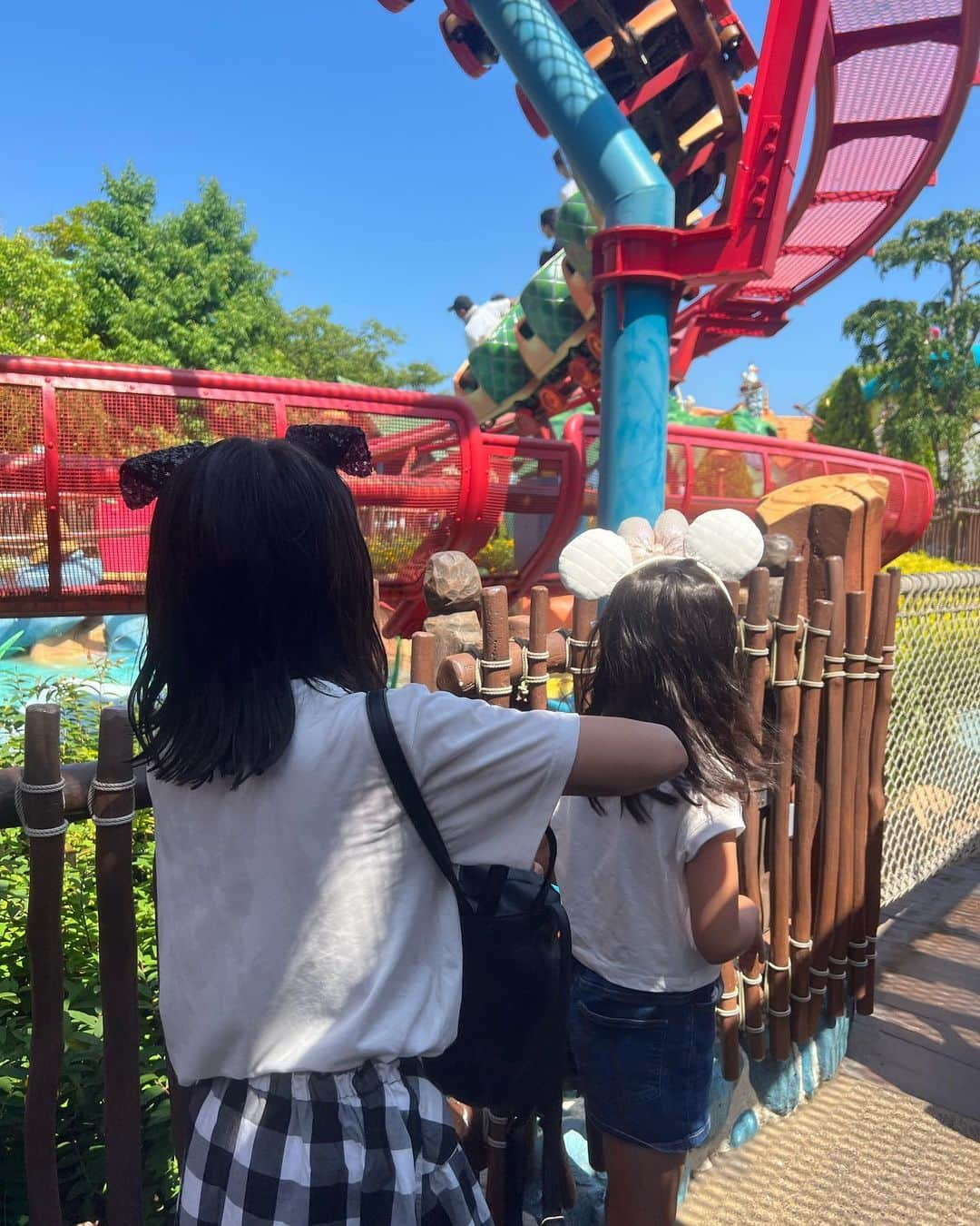 黒木なつみさんのインスタグラム写真 - (黒木なつみInstagram)「⁡ Disney land🩵🏰🩵 ⁡ この日は空いてて、ビッグサンダー4回、トゥータウンのこどもジェットコースター何回？？数え切れないくらい連続で、私とミーちゃんは蚊に刺されながら待ってた😅 ⁡ ビッグサンダーでは2人だけで、笑っちゃいけないとか、手すりをつかんじゃいけないとか決めて乗ってたらしいw可愛い2人のスペシャルデイ💞 ⁡ 色々なところで水が出てるからもうビショビショでした💦🩵 ⁡ 楽しそうでなにより🥰ママ来なくて平気とか言われる前にたくさん一緒に行っとこう〜🫶 ⁡ #考えただけで悲しい #disneyland #ジェットコースター乗ったら #無駄に叫びます#私w #夢の国♡」7月10日 19時25分 - natsumi0086