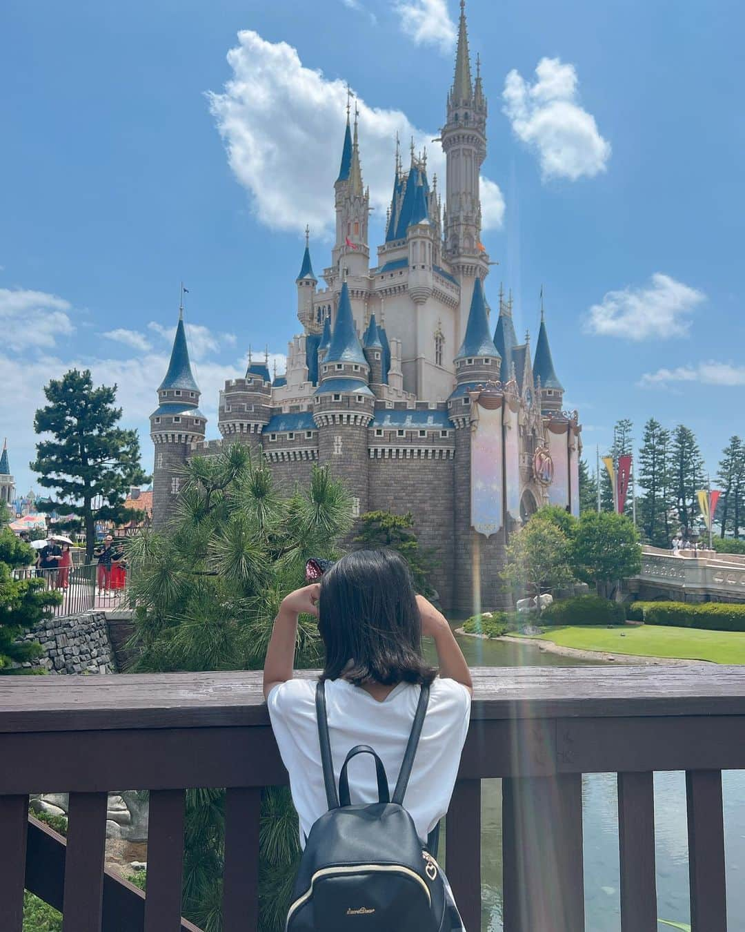 黒木なつみさんのインスタグラム写真 - (黒木なつみInstagram)「⁡ Disney land🩵🏰🩵 ⁡ この日は空いてて、ビッグサンダー4回、トゥータウンのこどもジェットコースター何回？？数え切れないくらい連続で、私とミーちゃんは蚊に刺されながら待ってた😅 ⁡ ビッグサンダーでは2人だけで、笑っちゃいけないとか、手すりをつかんじゃいけないとか決めて乗ってたらしいw可愛い2人のスペシャルデイ💞 ⁡ 色々なところで水が出てるからもうビショビショでした💦🩵 ⁡ 楽しそうでなにより🥰ママ来なくて平気とか言われる前にたくさん一緒に行っとこう〜🫶 ⁡ #考えただけで悲しい #disneyland #ジェットコースター乗ったら #無駄に叫びます#私w #夢の国♡」7月10日 19時25分 - natsumi0086