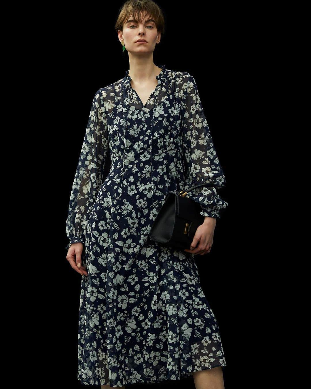 EPOCAのインスタグラム：「ーNew Arrivalsー ネイビー×小花で程よい甘さを感じさせるフラワープリント  DRESS　￥¥97,900  #epoca #collection #newcollection #2023ss  #summer #prefall #fashion #outfit #エポカ #モダン #クラシカル #フェミニン #エレガント #レッド #フラワープリント #スカート #ニット #ワンピース」