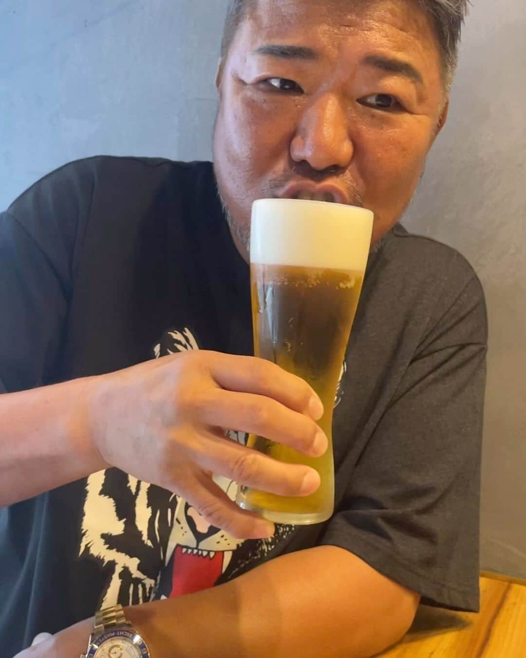 亀田史郎のインスタグラム：「#ビール #泡 #生ビール #3150  #亀田史郎  とりあえず一杯目はビール」