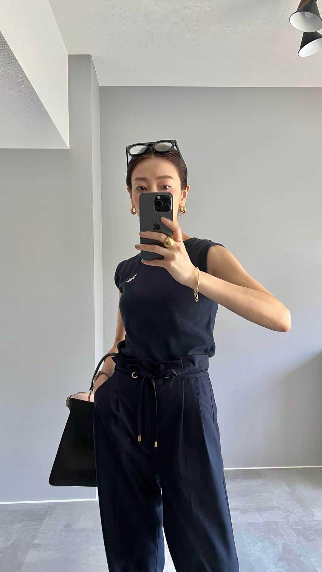 金子麻貴のインスタグラム：「シンプル夏コーデ☀️  ノースリーブにワイドパンツ。 制服みたいになってるけどこのバランスが一番好き。  @re_gleam のドロストデザインパンツはサラッとしてて動きやすくて最高✨カジュアルさもあってデイリーにも使いやすい👍  ボリュームリングと細ブレスレットは @lohmejewelry  この組み合わせイチオシです✨  #fashion#reels#fendi#regleam#lohmejewelry#hermes #夏コーデ#シンプルコーデ#ネイビーコーデ#ママコーデ#コーデ記録#コーディネート#ノースリーブ#ワイドパンツ#ワントーンコーデ」