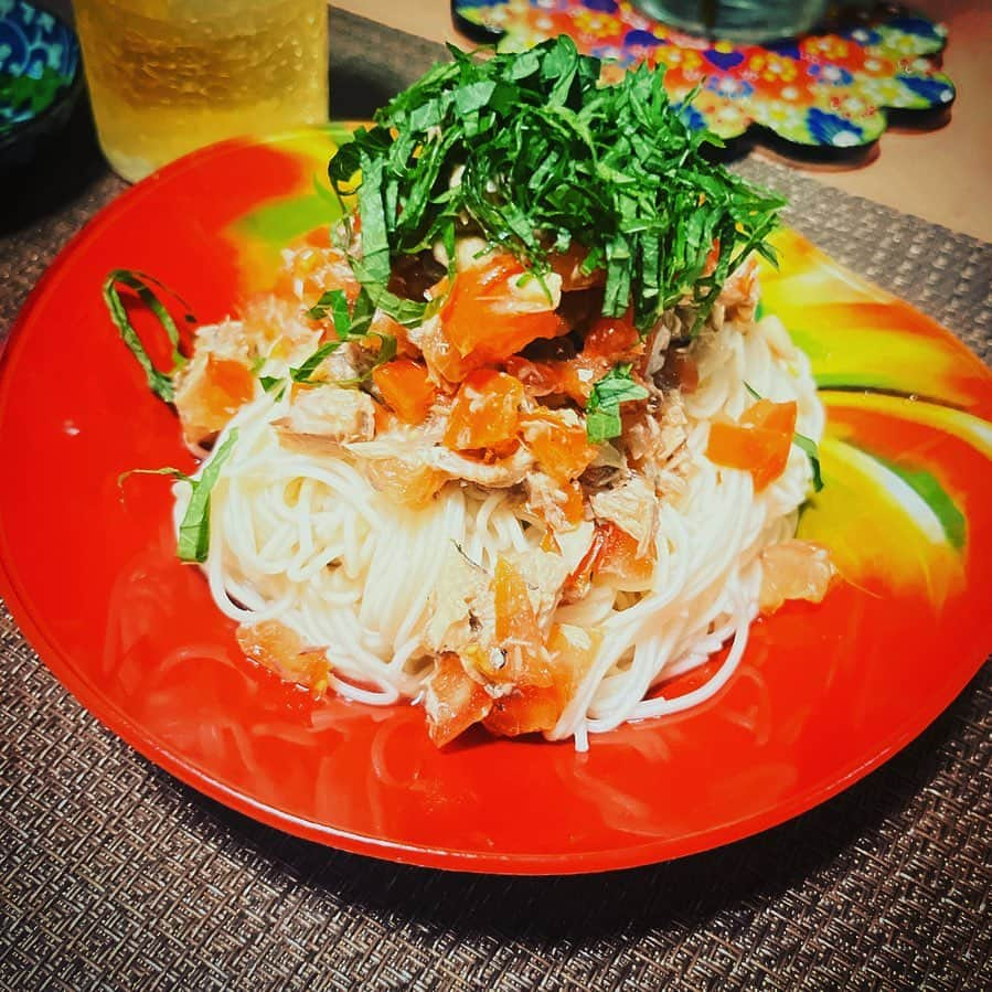 吉岡麻由子のインスタグラム：「#🍅#🐟#素麺 ⁡ ⁡ 今日はめっっっちゃくちゃ暑かったですね。 もう素麺食べるしかないですよね。 年中食べちゃってますけども。 ⁡ 夏のトマト。美味しいです。#😋 ⁡ ⁡ #トマト#鯖の水煮缶 #麺つゆ#白出汁#生姜 #胡麻油 #紫蘇　てんこ盛り。」