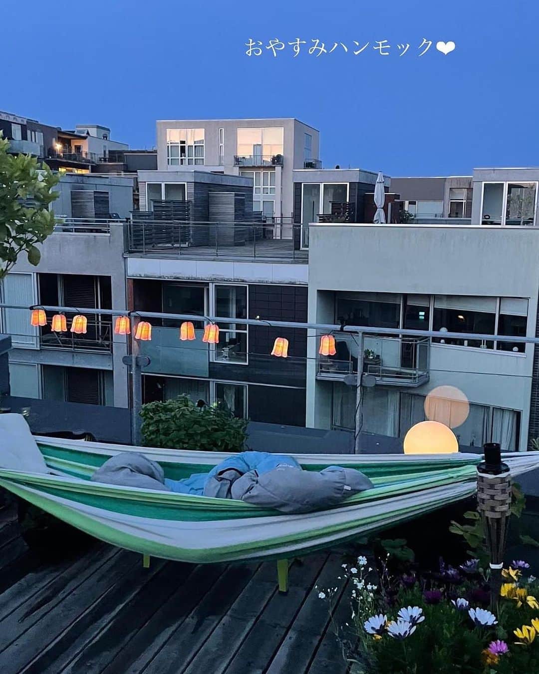 大野南香さんのインスタグラム写真 - (大野南香Instagram)「*hammock 🛌  Sleeping in a hammock for the first time! camping in the city ☺️   快晴で暖かかった日。初めてのハンモックナイト。市内でキャンプしてる気分。今まで以上に夏を感じた夜。こういうの、すごくいいな。  でも朝起きたら身体がギシギシだったから、たまにでいい。😅たまに、の贅沢。  #everydayhappy ☺︎ #hammock #copenhagen」7月10日 19時22分 - minaka_official