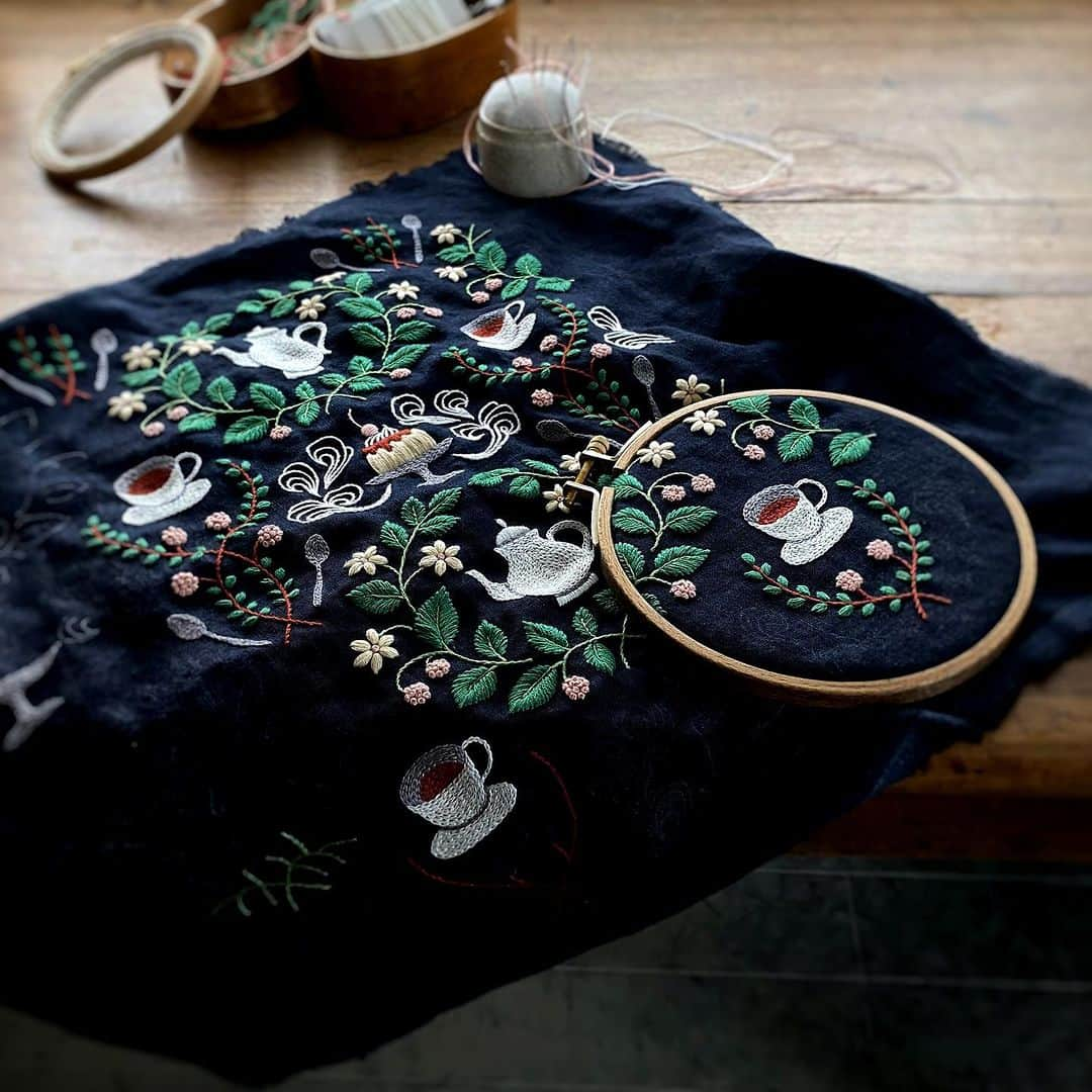 樋口愉美子さんのインスタグラム写真 - (樋口愉美子Instagram)「. 🌿☕️🌿  #embroidery #stitching #flowerpattern #yumikohiguchi  #broderie #bordado #вышивка #자수 #needlework #linen #embroideryArt #pattern #leaf #handembroidery #handmade #contemporaryembroidery #樋口愉美子 #刺繍 #刺しゅう #手芸 #手仕事 #手作り #☕️ #可愛い図案」7月10日 19時34分 - yumikohiguchi