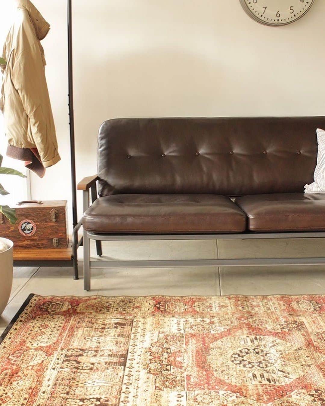 のインスタグラム：「original SOFA   ▪️GRANDVIEW SOFA   レザーとウッドとアイアンの組み合わせが絶妙なGRANDVIEW シリーズのソファ。 アームと背面はオーク材を使用し背面から見てもかっこいい仕上がりです。  ---  ACME Furniture 創立40周年を記念して、先着40名様に対象ソファ及び20万円以上のお買い物で、ヴィンテージ家具のアーカイブブック「The American Vintage Furniture」通称ACME BOOKをプレゼント！  ※無くなり次第終了となります。 ※こちらはACME Furniture 目黒通り店限定企画となります。 ※Baycrews Storeでも一部ソファが対象です。  Contact:ACME Furniture MEGURO St. TEL:03-5720-1071 Email:acme-jsf@acme.co.jp」