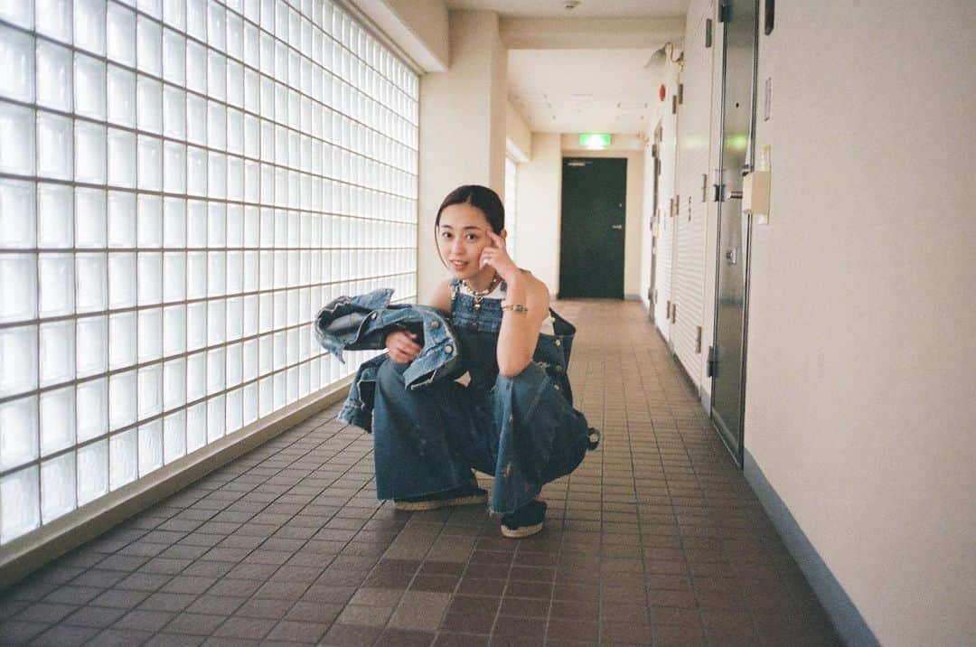滝裕可里のインスタグラム：「考える人ふう🧏‍♀️🧏‍♀️🧏‍♀️ 見せたいのはオーバーオールだよ♡  👖@holiday_pr」