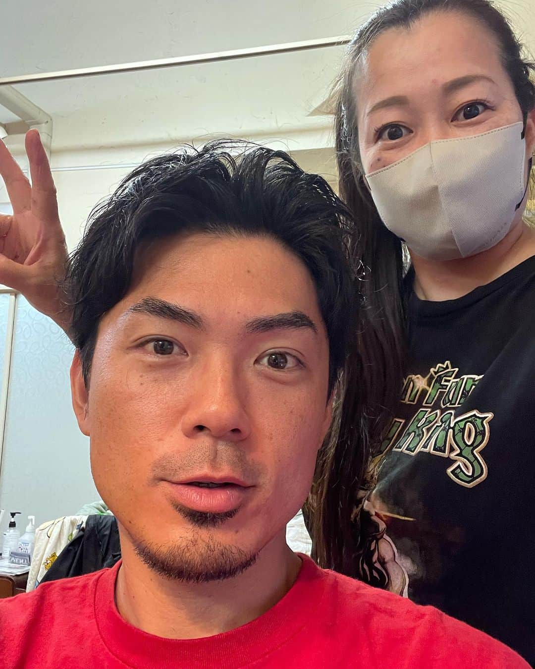 杉本知香さんのインスタグラム写真 - (杉本知香Instagram)「少し伸ばそっかなーの長さのバーベの髪型に ウォーターグリースがめちゃくちゃしっくりきました✂️✨ つつみくんもさっぱりイケメン風✂️✨  #中目黒美容室 #たけだバーベキュー #バーベ#BBQ芸人 #つつみひろき #宮迫です」7月10日 19時29分 - sugimotoc