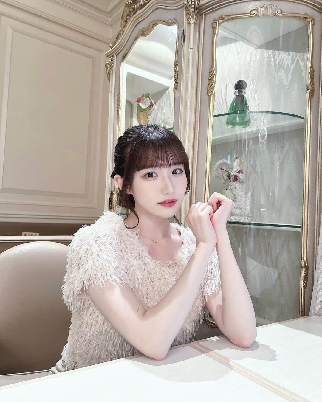 栗原えみるのインスタグラム：「だってお姫様だもん🪽 ・ ・ ・ ・ ・ ・ ・ ・ ・ ・ ・  #ポニーテール #ヘアアレンジ  #簡単ヘアアレンジ  #フレンチガーリー #ガーリー #ガーリーコーデ  #カフェ巡り #大人ガーリー  #キーフェルグローバルクラブ #自撮り界隈  #渋谷カフェ#地下アイドル #idol #fashion #followme #lfl #fyp #ootd #shein  #cafe」