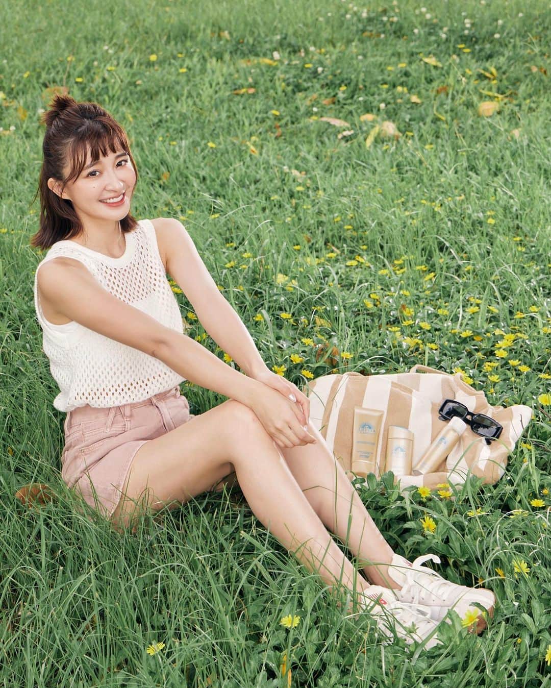 Kerinaさんのインスタグラム写真 - (KerinaInstagram)「說到防曬產品我第一個想到的絕對就是 #ANESSA安耐曬 ！ 從大學時期代言人還是蛯原友里時就一直用到現在🙈  他們家的防護力&防水力真的是沒話說 尤其最近的太陽感覺又更可怕了 近幾年都在回想，小時候的夏天有這麼熱嗎🔥  雖然說夏天的太陽很可怕 但我還是很熱愛戶外活動（夏天生的孩子不怕熱😆） 尤其是生了兩隻男孩後的假日 在戶外的時間又更長了～  戶外出遊大推安耐曬的 #金鑽高效防曬露  這罐是日本連續22年的銷售NO.1🥇 可以自動偵測汗水，以及空氣中的水分與濕度 將潮濕水氣轉化為UV防禦膜 無論是在高溫下流汗，還是在河堤上吹風 都能維持長時間的防曬效果  另外金鑽系列還有  #金鑽水透妍妝前乳 這罐就可以日常通勤、逛街使用 臉+全身都可以擦唷，比較大罐CP值很高👏🏻  #金鑽高效防曬噴霧 噴霧就是懶人必備🤭 建議先擦一層防曬乳 外出時攜帶噴霧用補的效果會更好唷  金鑽系列的防曬係數都有SPF 50+ PA++++ 但高防曬係數的質地非常水潤不黏膩 擦起來超清爽而且用沐浴乳就可以卸除 害怕防曬黏膩感的話一定要試試～ 一起享受陽光吧😎  #地表超強防曬安耐曬 #NO1全方位UV防禦專家」7月10日 19時30分 - kerina_hsueh