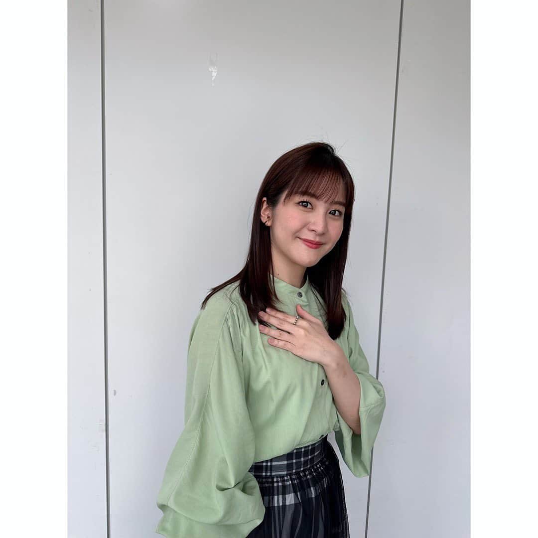 のインスタグラム：「#ワイドスクランブル #衣装 1.2 シャツ @its_international_official_ スカート @frandreonlinestore アクセサリー @joueteofficial 3.4 ワンピース @katrin_tokyo ネックレス・ブレス @joueteofficial イヤリング @ete_official 5.6 ワンピース @katrin_tokyo アクセサリー @ete_official 7.8 ブラウス @m_maglie_le_cassetto_official スカート @katrin_tokyo イヤリング @joueteofficial ブレスレット @ete_official #アナウンサー#衣装 #夏コーデ#ootd」