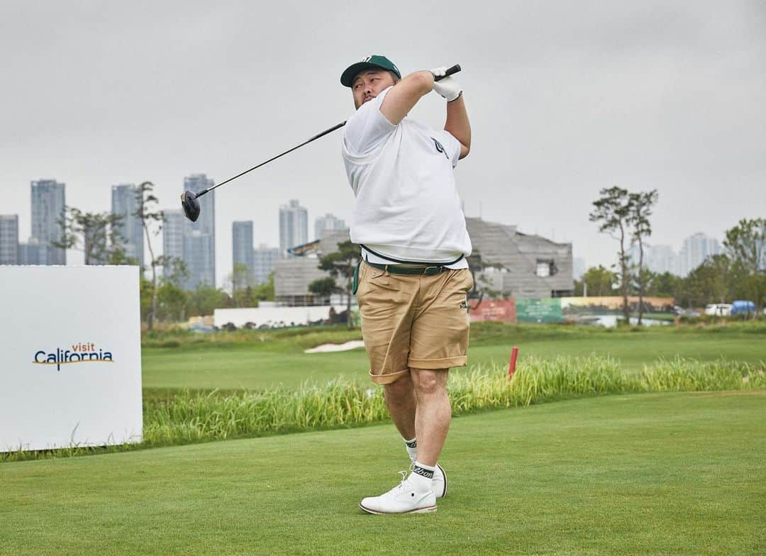 キム・ギバンのインスタグラム：「. 실력은 점점 줄지만.. 그래도 재밌는 골프⛳️ 골프에서 인생을 배운다!라는 낯간지러운 얘기는 모르겠고 그냥 좋은 사람들과 메롱메롱 약올리고 또 응원하면서 즐기면 끝~ 좋은 추억 먼들어준 말본골프 감사해요! . #말본골프  #골프는피니쉬」