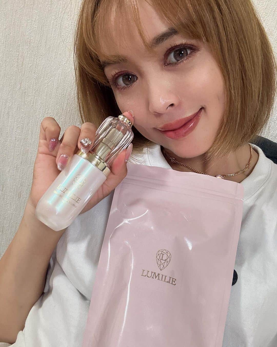 板橋瑠美のインスタグラム：「LUMILIE トリプルリッチセラムローションの  お試しサイズ、ミニリエちゃんついに発売スタート！！！  昨日のライブで説明させていただきましたのでまだ見てない方は是非見てほしいです❤︎ そして1週間限定💓 10%OFFで買えちゃいます！  お試しサイズと、通常ボトル120mlのペアセット作って欲しい〜❗️とライブにリクエストがあったので、作っちゃいました！！！！  1週間限定‼️ 7/10  19:00〜7/17 23:59 10%OFF！！！  @lumilie_official   ストーリーにも、リンク貼ってますので是非お得なこの期間に是非是非💓」