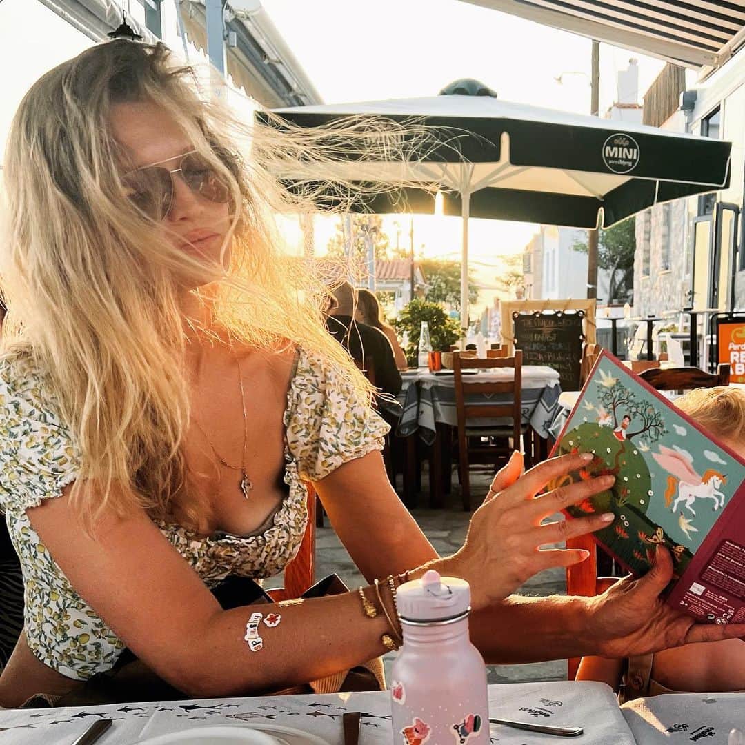 トニ・ガーンのインスタグラム：「Our favorite little taverna in Aegina.. also mommy needs a manicure🇬🇷 🤍」