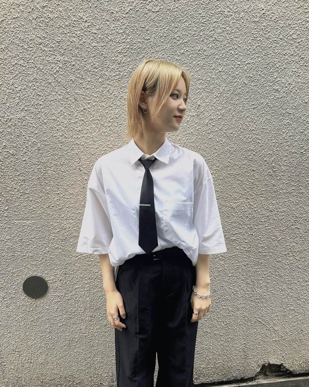 河野奈々帆のインスタグラム：「・ ⁡ シャツにネクタイって個人的に好き💯」