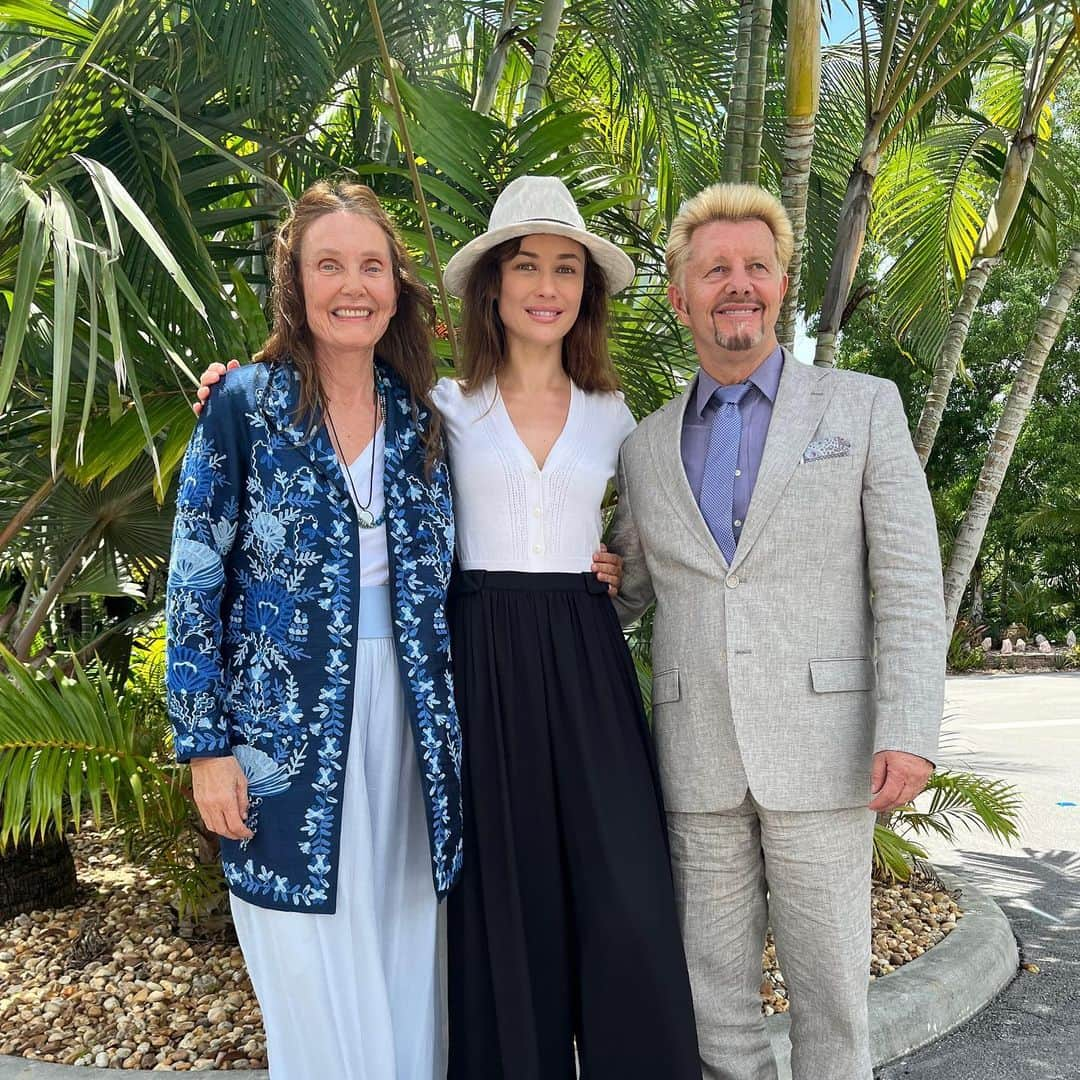 オルガ・キュリレンコさんのインスタグラム写真 - (オルガ・キュリレンコInstagram)「Already missing my time spent at @hippocratesinst The wonderful Brian and Anna-Maria Clement have created a true paradise. The extraordinary help they provide to people with all sorts of health struggles are priceless. I miss those delicious and healthy meals too. Such a shame it’s so hard to find restaurants that offer anything similar. If anyone knows of any do let me know here in comments. Important thing: Food must be all plant based but also raw and can’t contain any sugars (yes fruits are sugar too), most of the food on the plate should come from sprouts. Have a healthy week everyone. 🙌 #brianclement #annamariaclement #sprouts #vegan #raw」7月10日 22時30分 - olgakurylenkoofficial