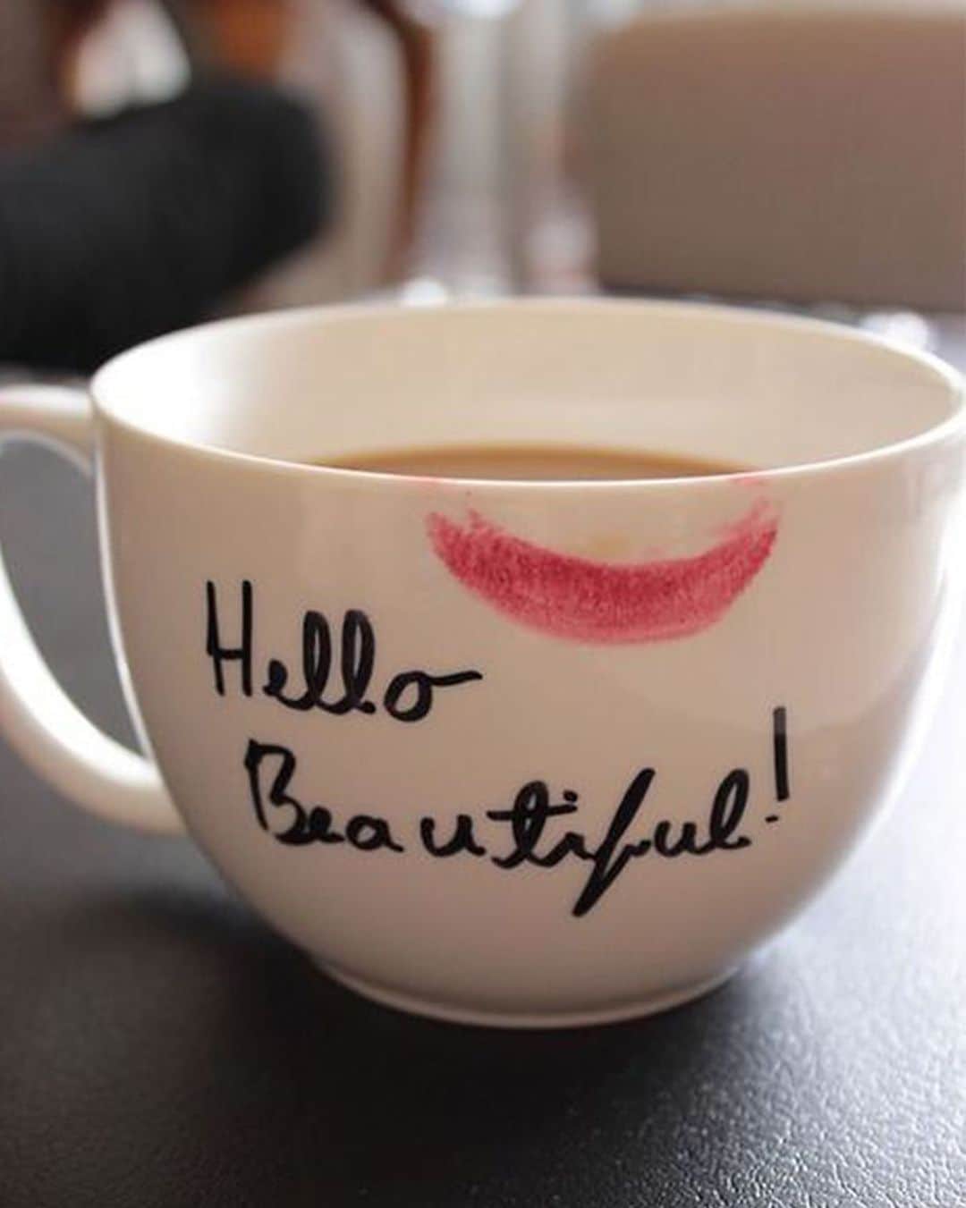 ジャマンピュエッシュのインスタグラム：「Positive vibes for your Monday morning 🥰 #jaminpuech #coffeeholic #lipstick #redlips」