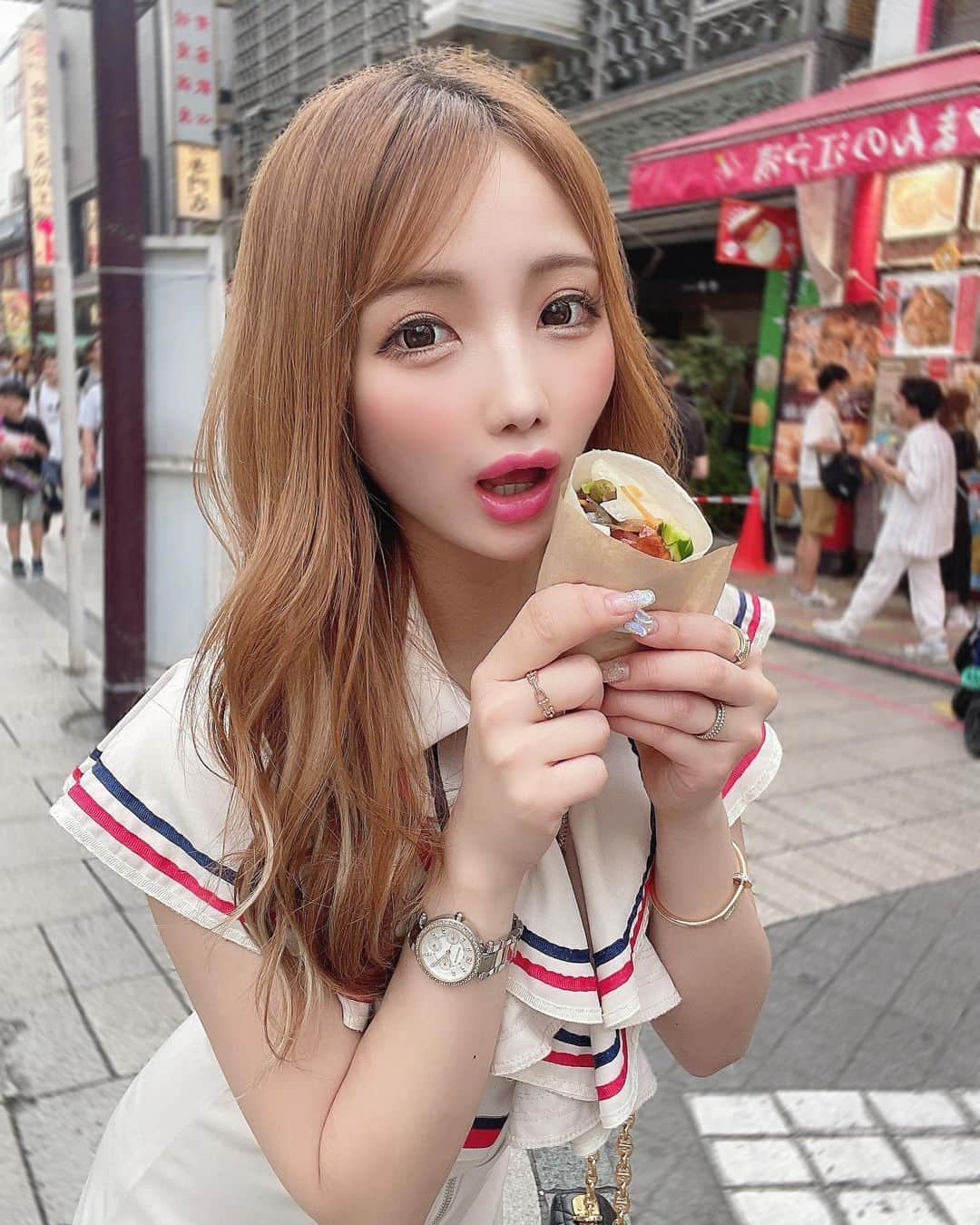 まゆぴちゅーのインスタグラム：「中華街🥟食べ歩き🚶‍♀️💓♪  昨日、横浜の中華街近辺のカフェで 撮影があったから、それの帰りに せっかくだからってことで中華街いってきたの⭐️  私の高校の時の聖地やったなぁ🤣✨…笑  ひっっさびさに中華街行ったけど、 一枚目とかに持ってるのが、 一巻ずつ買える北京ダックなの！🦆🧡✨  北京ダックが一巻ずつ買えるとこあるの 初めて知ってめちゃテンションあがった🥹💓  美味しかったぁ〜〜♡  あとはやっぱり絶対絶対食べるのが 焼き小籠包！！！！  中華街の焼き小籠包(正宗小籠包)は まじで絶対的にマスト👏❤️！！！  あとは、 フカヒレのスープがじゅわあぁぁ〜〜って 出てくる蒸し小籠包も食べて大満足😋💓  食べ歩きって やっぱいいねっ✧︎◝︎(*´꒳`*)◜︎✧︎˖ . . . #中華街 #元町中華街 #横浜中華街 #横浜中華街食べ歩き #中華街グルメ #中華街食べ歩き #食べ歩きグルメ #食べ歩きの旅 #焼き小籠包 #小籠包 #北京ダック #横浜グルメ #ビジョビ @b_b_j.j」