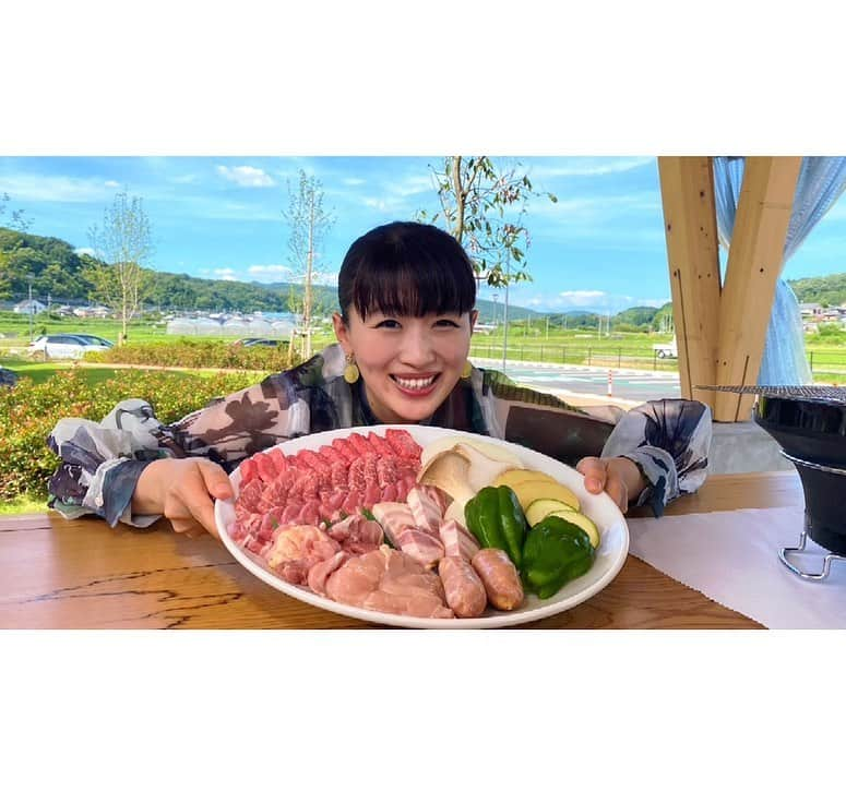 沙羅さんのインスタグラム写真 - (沙羅Instagram)「やっぱり最高のロケーションでBBQいいよね〜🍖🫑🍅 そして美味しいパン🥪と卵🥚のお店に遊びに行きました！ どちらもとてつもなく気持ちよく過ごせる場所で、 食べものが新鮮でおいしかったです☺️ オススメだよ〜！  明日のスイッチ、ぜひご覧ください❣️  #スイッチ #東海テレビ #岐阜県瑞浪市 →#きなぁた瑞浪 #BBQ #ハム工房 #愛知県常滑市 → #ココテラスの丘 #にわのパン #おいしいたまご #沙羅 #ものまね  放送後にスマホアプリ #ロキポ でも観られるよ〜🥳」7月10日 20時00分 - sarapika128