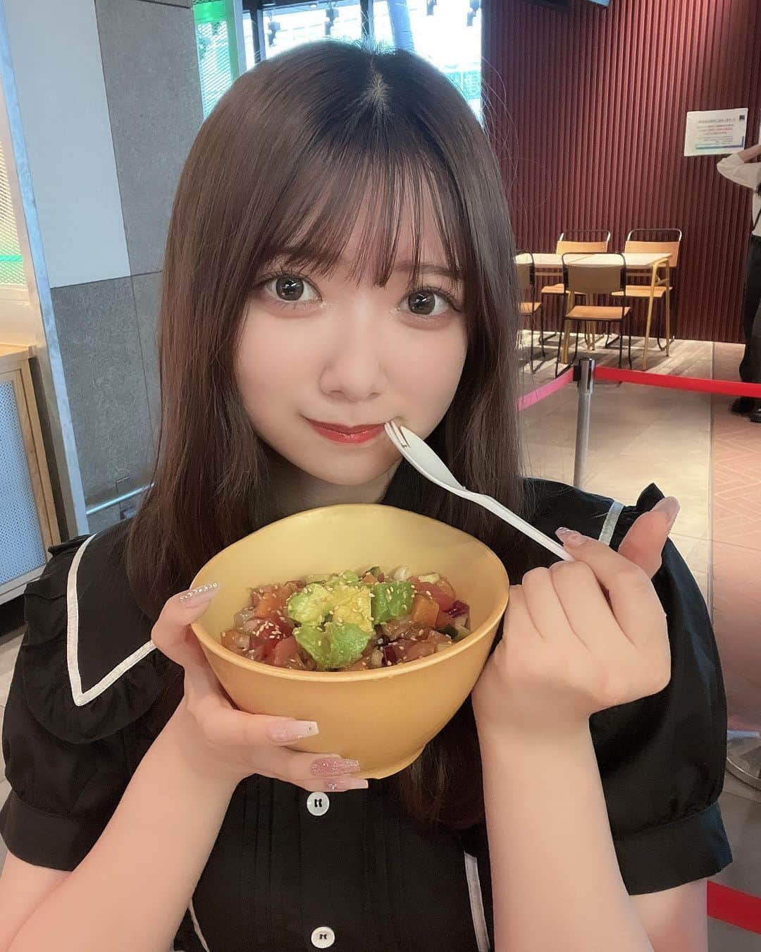 薮田こもものインスタグラム：「ポキ丼好きになった* ◌ .ﾟ｡ あと夏だしリップ変えたんだ〜💄」