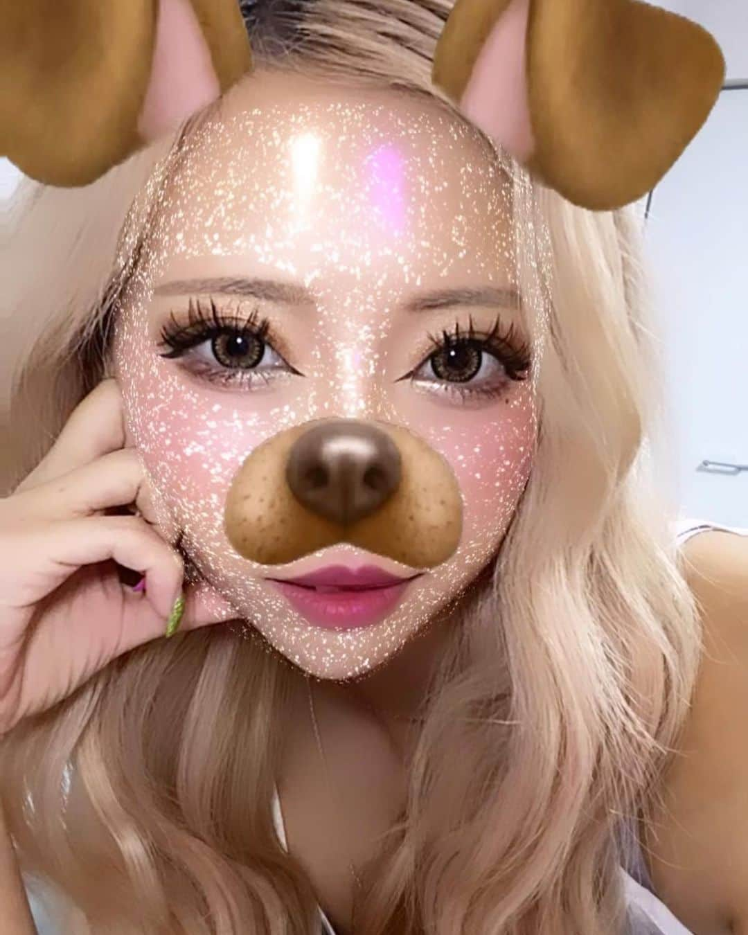 Yukariのインスタグラム：「🤎 🤎 🤎 おつかれさまげつようび🦙🌛 めちゃくちゃ暑かったね汗だく🥵💦 ちょっと夏無理かもしれない（ ᴖ-ᴖ ）⚡️ . ストーリーで載せたなんでもない 日常の動画が好評だったので写真も こっちに置いておきます📸👩🏽‍🦰笑 . ウェーブヘアを久しぶりにしたんだけど 大きめのウェーブってかわいい🥱🌼 そして色落ちの金髪1番似合うな← あと犬フィルターはお手のもの🐶🐾笑 . 夏服をいろいろげっとしてるから 早く載せたいんだけど暑すぎて☀️ それどころじゃなくてなってる🫠💧 . コメント📝してしてねねねね〰️！ . #glitterpack  #自撮り  #自撮り界隈  #自撮り女子  #犬フィルター  #犬派  #ぎゃる  #ぎゃう  #ギャル  #ギャルメイク  #黒肌女子  #黒肌  #黒ギャル  #日焼け女子  #ラテガール  #ラテ肌  #ラテ肌ガール  #つけまつげ  #つけま  #カラコンメイク  #ウェーブヘア  #gal  #gyaru  #dopewink」