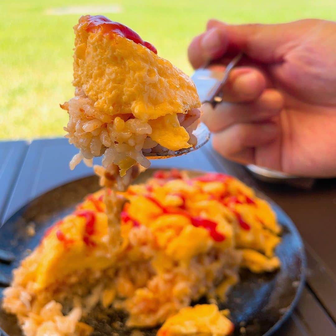 吉野家さんのインスタグラム写真 - (吉野家Instagram)「デイキャンプ飯🏕️  「吉野家❌オムライス」  どこでも吉野家の味を食べられる  「吉野家　牛丼の具」  を使って、なんとオムライスに😋  汁だくなので、べちゃっとならない様になるべく具だけを使います。  ふわトロ玉子とトマトケチャップにめっちゃ合う〜😍✨  これ、ほんとオススメです☝️😆  オムレツもっとうまく焼ける様に修行します😂  吉野家様( @yoshinoya_co_jp )、ご提供頂きありがとうございました🙇‍♂️  #デイキャンプ飯 #キャンプ #オソトゴハン #ソトレシピ #簡単キャンプ飯 #オムライスランチ #吉野家の牛丼 #牛丼の具 #スキレットレシピ #フライパンディッシュ #タキビズム #100均キャンプグッズ #ダイソー購入品」7月10日 19時53分 - yoshinoya_co_jp