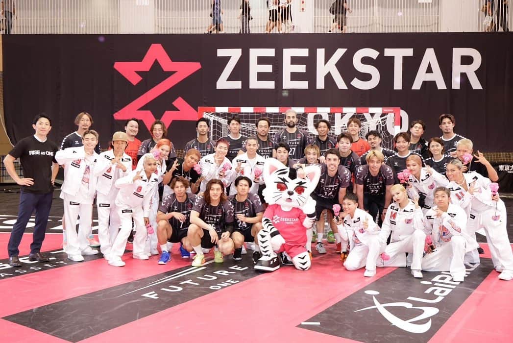 東江雄斗さんのインスタグラム写真 - (東江雄斗Instagram)「Japan handball league 2023-24season start‼︎  開幕戦をホームで迎えれて、そして勝利できたこととても嬉しく思います。  ここから長いシーズンが始まりますが、選手、スタッフ、フロント、運営の方々、そしてファンの皆さん含め、最後の最後まで全員で闘っていきましょう💪💪  @psyfe_official  @kadokawa_dreams  の皆さんもホーム戦をたくさん盛り上げてくださってありがとうございました☺️  #handball  #zeekstartokyo  #PSYCHICFEVER #KADOKAWADREAMS #bauerfeind」7月10日 19時53分 - yutoagarie
