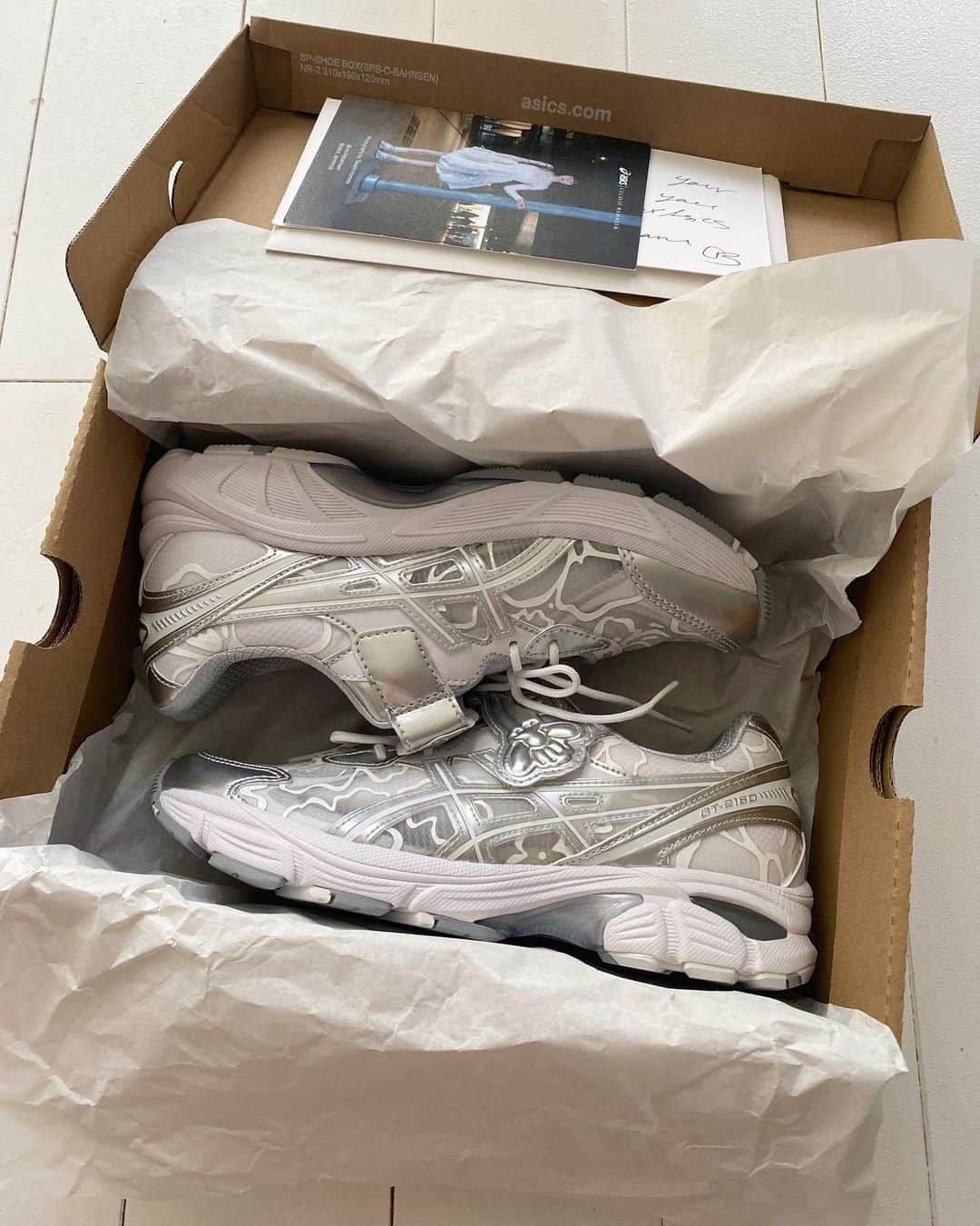小藪奈央のインスタグラム：「. @ceciliebahnsen x @asics_sportstyle arrived 👟  Thank you 🤍 Silverのスニーカー、色々合わせやすそう！ 好きな水色にもピンクにも相性よいね。 韓国で歩き回りそうだから間に合って良かった🥹   #ceciliebahnsenxasics」