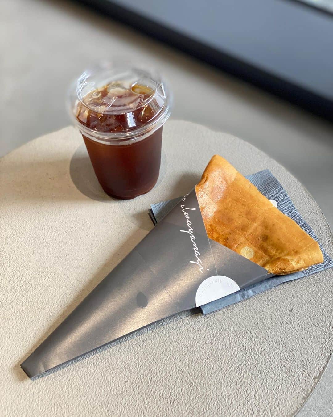 前川由希子のインスタグラム：「・ シンプルクレープ。  カソナードとバターのみのクレープ。 カソナードは、 フランス産の茶色い砂糖。 砂糖のジャリジャリ感と、 バターのジュワッと感、 生地の味を楽しむシンプルなクレープ。  映えないけど、シンプルなやつが好きだ♡  @asakoiwayanagi.fukuoka  #asakoiwayanagi  #アサコイワヤナギ  #アサコイワヤナギフクオカ  #クレープ  #カソナード  #アイスコーヒー が美味しい季節」
