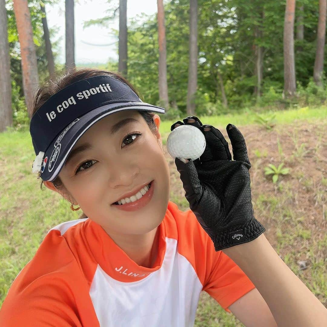 小宮山瑞季のインスタグラム：「少し前に大好きなゴルフに行った時の写真☺️💓 今シーズン２回目のラウンドでした！ 練習して臨んだはずなのに、、、 スコアはボロボロでした🥺 なんでこんなうまくいかないんだろう😢  でも広々としたゴルフ場で 走って打ってと仲間たちとゴルフできて いい気分転換になりました☺️🍀✨   新しく購入したウェアもお気に入り😏😏 ゴルフウェアってかわいすぎて、 どれを買おうか迷ってしまうのです……🤔笑  さて！次回のラウンドのため、 引き続き練習がんばります！！！   #ゴルフ  #golf  #アナウンサーの休日  #プライベート  #ゴルフ女子  #ラウンド  #ゴルフ初心者  #長野  #nagano  #ゴルフウェア  #って可愛いですよね  #趣味  #hobby  #気分転換  #梅雨明け  #まだかな  #長野放送  #アナウンサー  #小宮山瑞季」