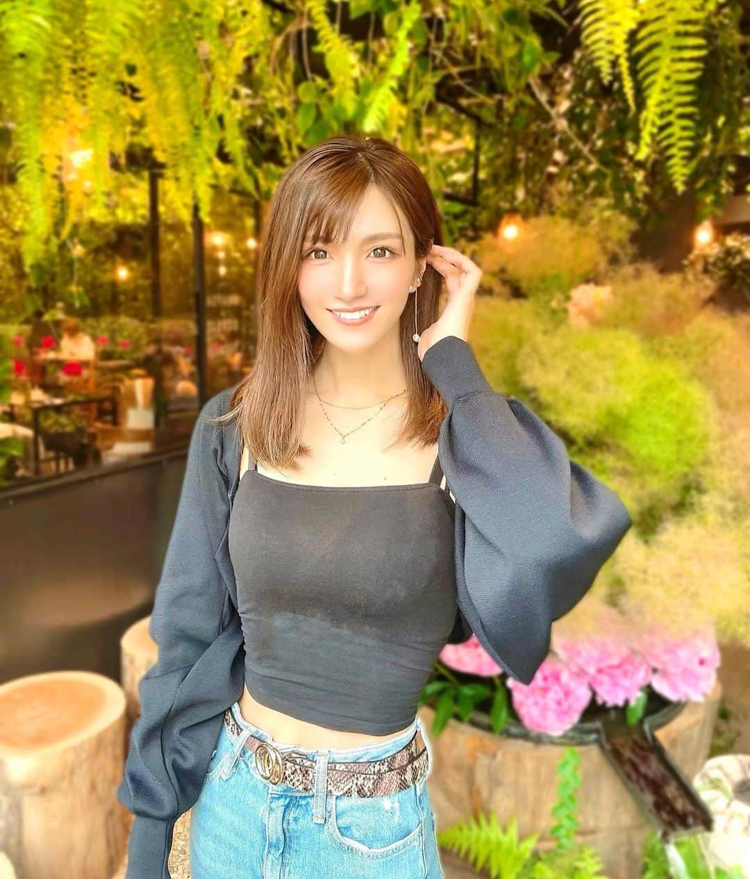 白瀬由莉のインスタグラム：「7月🎋夏っ🌞🌞 お久しぶり？🌺🌺 最近デニムすき👖♡  明日も素敵な1日を☺️🌈  ☞@yuri_shirase   🌷🧚‍♀️🌻  #顔色背景と同化ぎみ」
