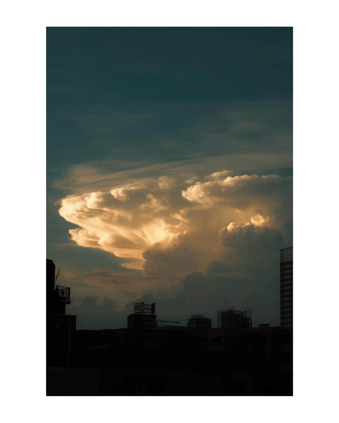関根正悟さんのインスタグラム写真 - (関根正悟Instagram)「“just like an oil paint ☁️🎨”  中世の油絵のようなすんごい雲だった😮 カメラ持ってて良かった。  #cloud #shogosekine」7月10日 19時57分 - shogosekine0319