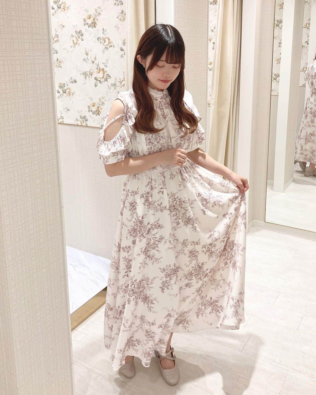 evelyn.coordinateのインスタグラム：「୨୧  𝑁𝑒𝑤 𝑎𝑟𝑟𝑖𝑣𝑎𝑙🐈🎀  #オリジナル花柄ロングOP  color PI/IGY price ¥9,800  大人かわいい新作OPが入荷致しました💕  大きな花柄で可愛らしい印象ですが形が大人っぽく 甘過ぎないデザインになっています.｡o♡  肩に紐がついておりリボンが作れちゃうのもポイント🎀  是非店頭にてお確かめくださいませ⸜❤︎⸝   staff 152cm  #evelyn #エブリン #ガーリーコーデ #甘めスタイル #甘めコーデ #清楚コーデ #可愛い #girly #feminine #パステル #girl #evelynコーデ #フェミニンコーデ」