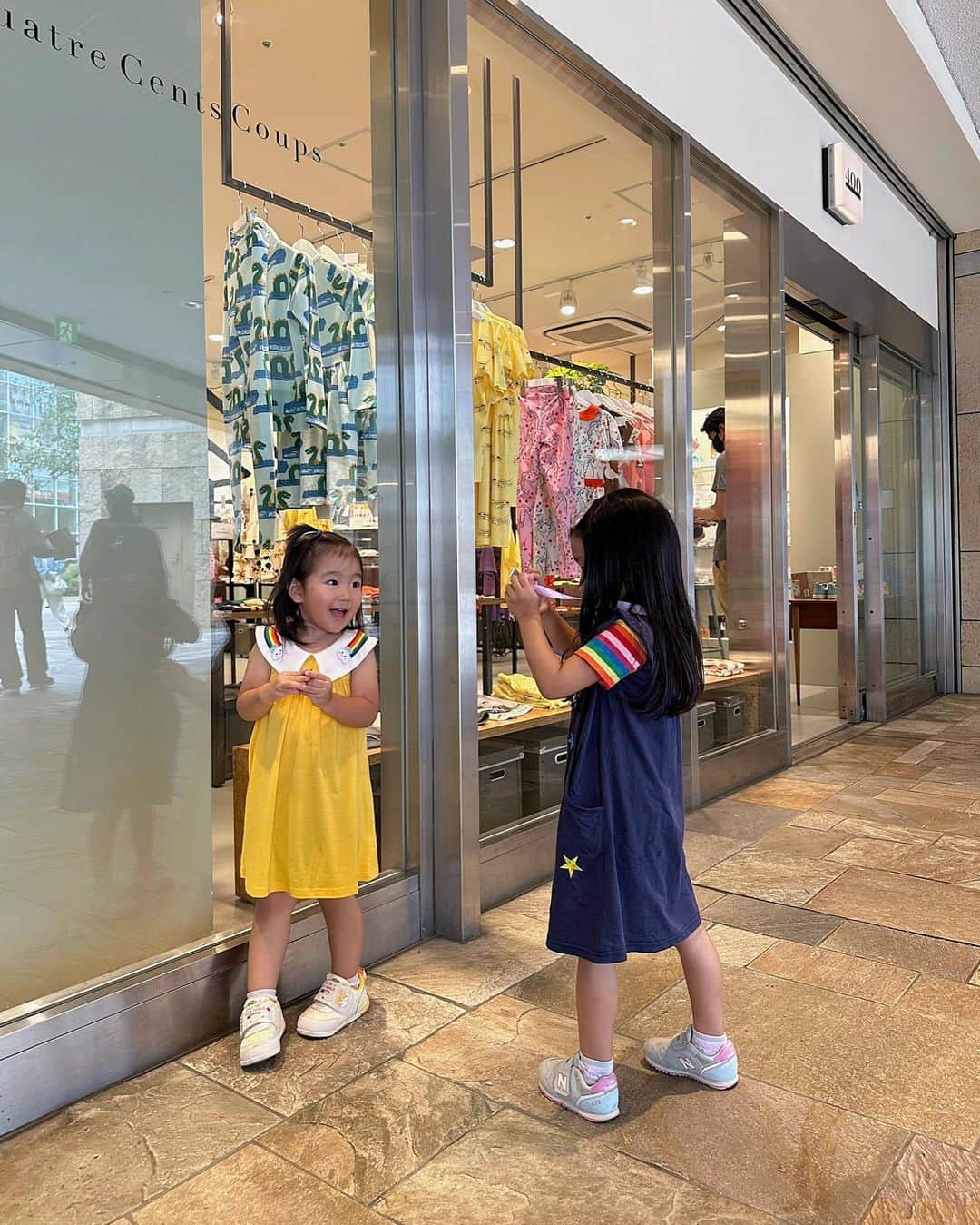 稲川千里のインスタグラム：「ニナエナと3人でヒルズでプラプラして、ロボット公園に行った日🤖🛝🩷  喧嘩ばっかりだけど、仲良しのときの2人を見ているときは本当に幸せ😌💞  #姉妹ママ #女の子ママ #1歳7ヶ月差 #公園あそび #キッズコーデ女の子 #shein購入品」