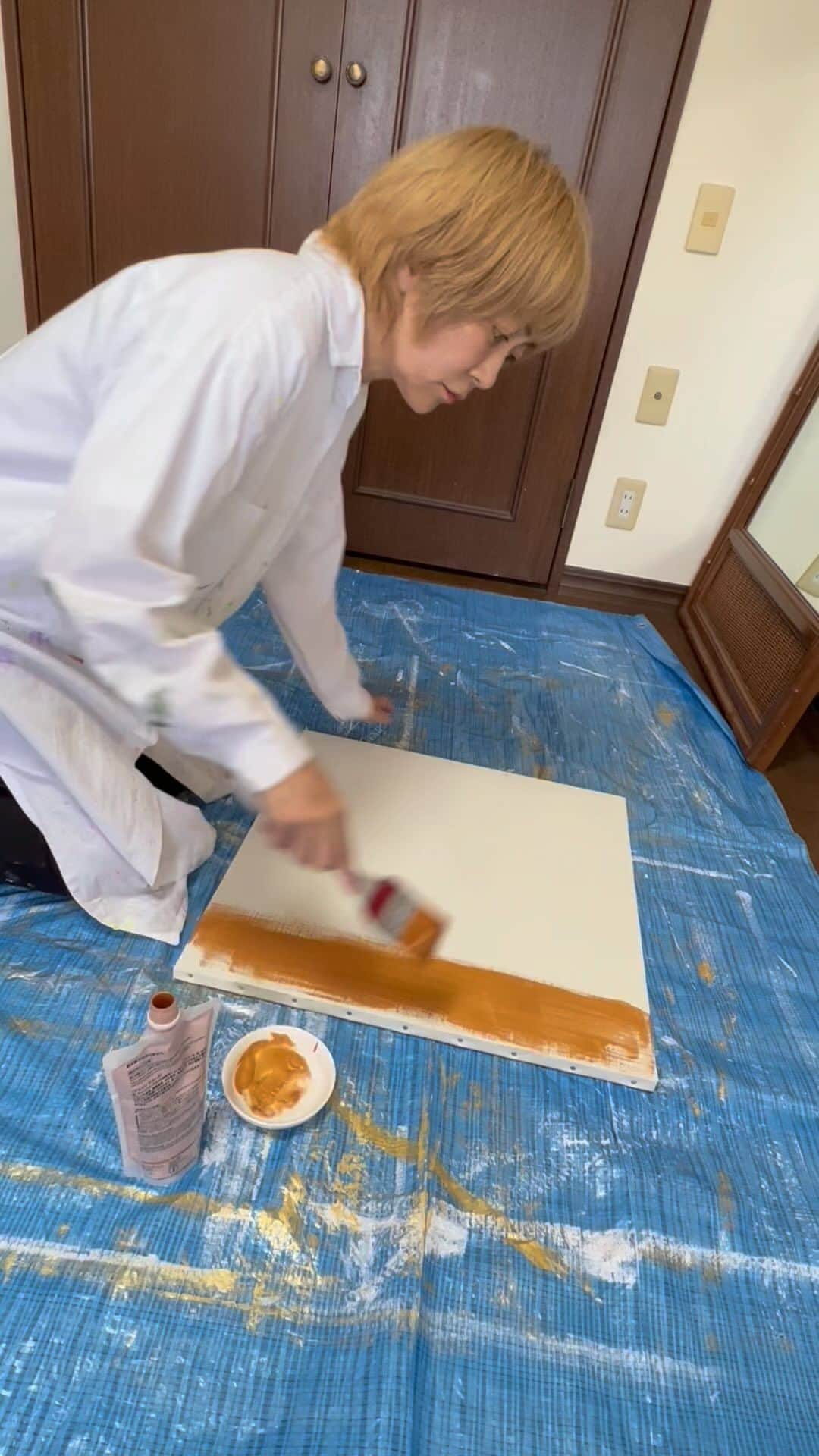 松尾たいこのインスタグラム：「《こんな地味な作業からスタート》いま、時間のある限り、ずうぅぅーっと作品制作中。  この週末も朝の犬の散歩以外はアトリエにこもりっきり。  大きめS10キャンバスに新作シリーズ描き始めたところ。  テーマは「私がいた場所を見守ってくれていたもの」  アイデアが浮かび、ラフが出来上がったらまず行うのが、キャンバスへの下地塗り。ジェッソという絵の具の発色が良くなる下地をキャンバスに塗り、その上からゴールドを。 いま、背景をゴールドにするのがマイブーム😆  9/20〜の2年ぶりの個展をお楽しみに！みんな来てくださいね。  ※私の作品への質問やお問い合わせはお気軽に⠀ ⠀ 「見えないけれど　つながっている」⠀ 「会えないからこそ　いとおしい」⠀ 森羅万象・花鳥風月・四元素(五元素)・二十四節気など日本をテーマに作品を作っています。⠀ この絵の中にもつながりを。⠀ ⠀ #japaneseartist #liveintokyo #myartwork #acrylicpainting #lovejapan #modernartist #contemporarypainting #contemporaryartist ⠀ #colorfulartwork⠀ #kawaii #arigato⠀ #happycreativelife #staycolorfullycreative⠀ #loveny #lovehongkong #lovetaiwan #lovesingapore #lovekorea⠀ ⠀ #現代アート #現代美術 #現代アーティスト #森羅万象 #五行思想 #八百万の神 #花鳥風月 ⠀ #神社好きな人と繋がりたい⠀ @holbein_art ⠀ @holbeinartistmaterials」