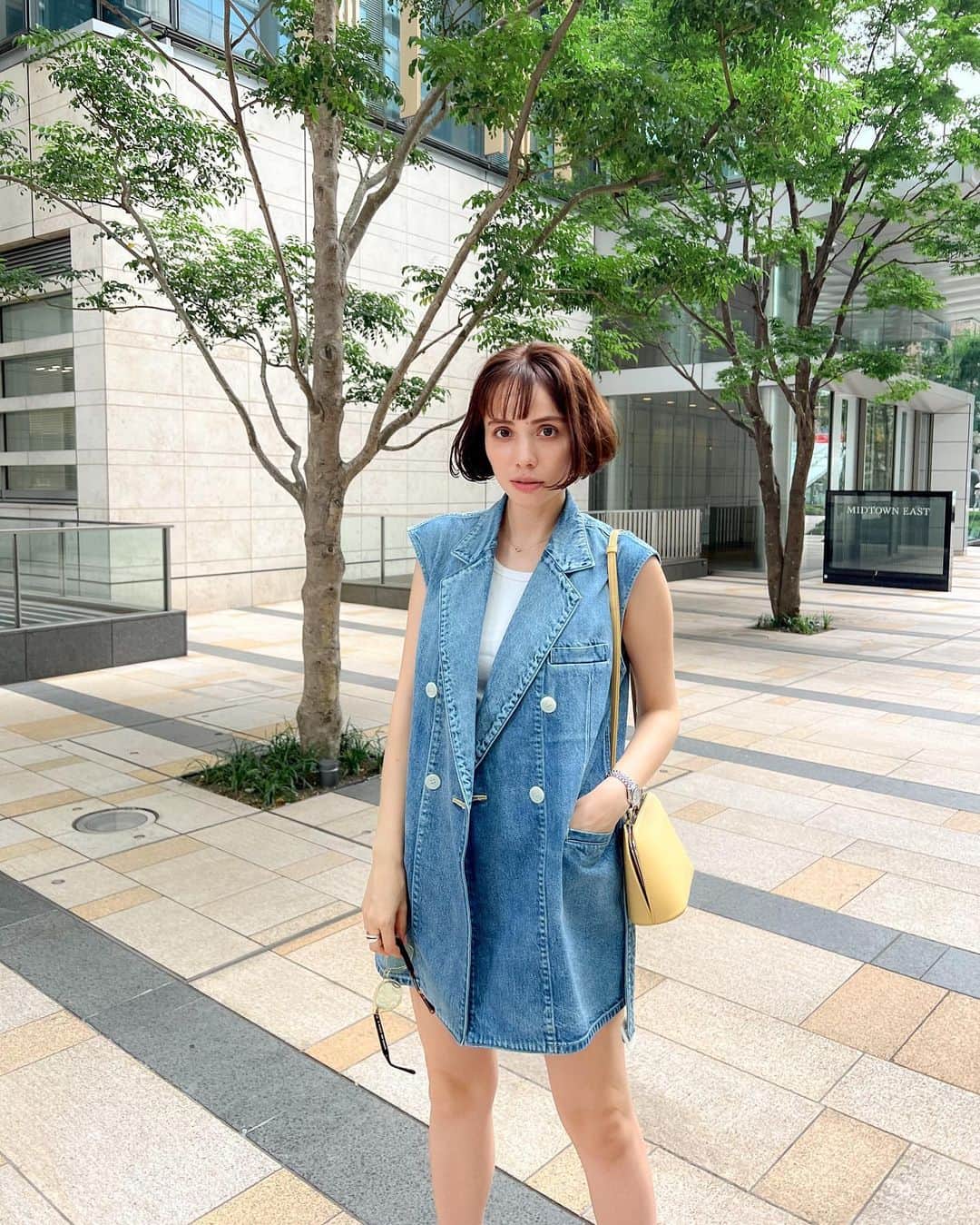 伊藤ニーナのインスタグラム：「東京は大猛暑😔九州は大雨☔️ みなさん気をつけて、お過ごしくださいね🥰  東京は暑すぎたから、スイカのかき氷を食べました🍧🍉 スイカは浮腫が取れるし、氷は溶けたら無くなるし、 きっとゼロカロリー....😗ﾀﾞﾏﾙﾈ  私服も撮ってもらったよ📷 #にーなのしふく タグつけしました  P.S.最後の写真は、サングラスのレンズの色を迷ってる１枚🤳」