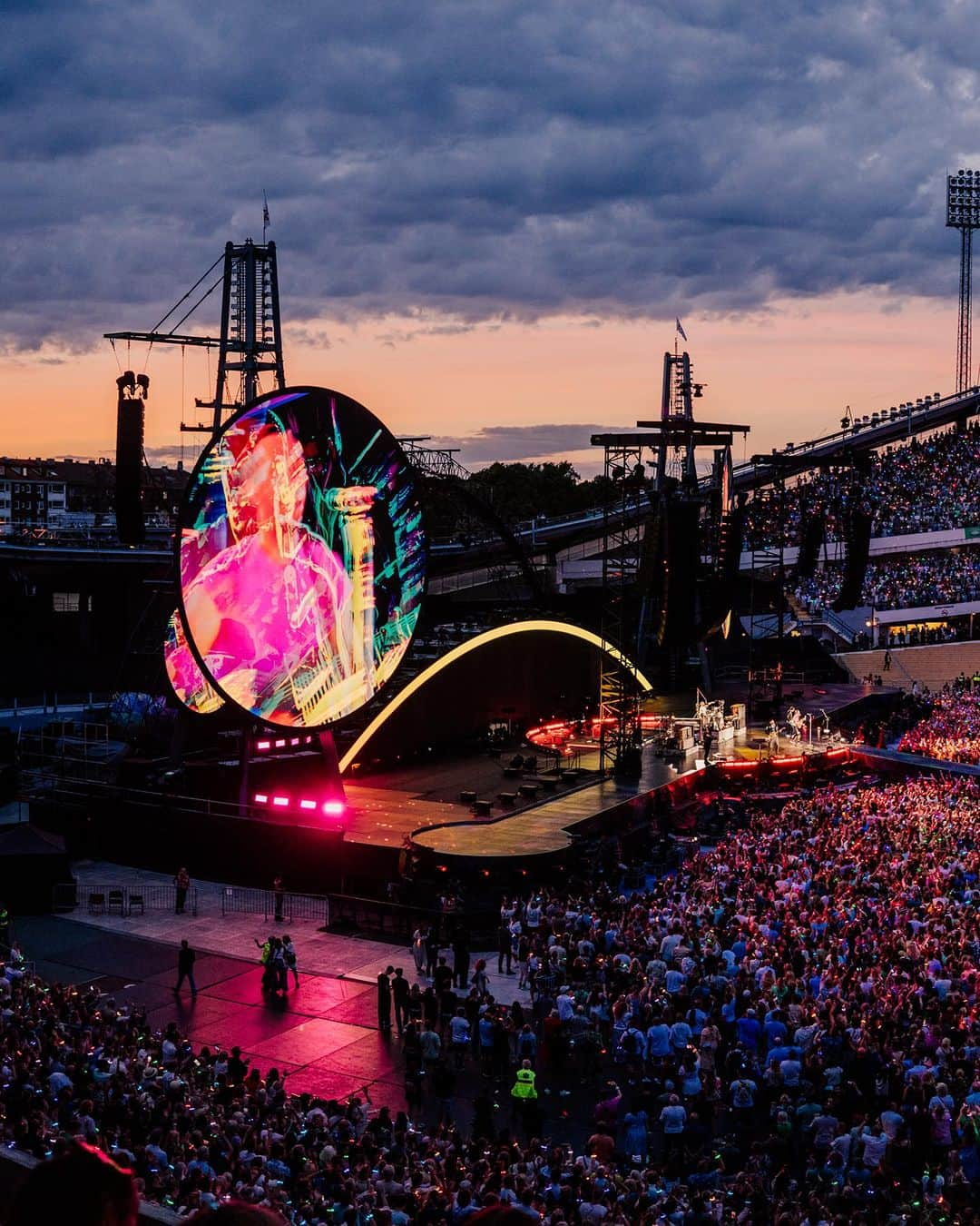 Coldplayのインスタグラム：「Show #101, Gothenburg, Sweden  📷 @annaleemedia  #ColdplayGothenburg #Coldplay #MusicOfTheSpheresWorldTour」