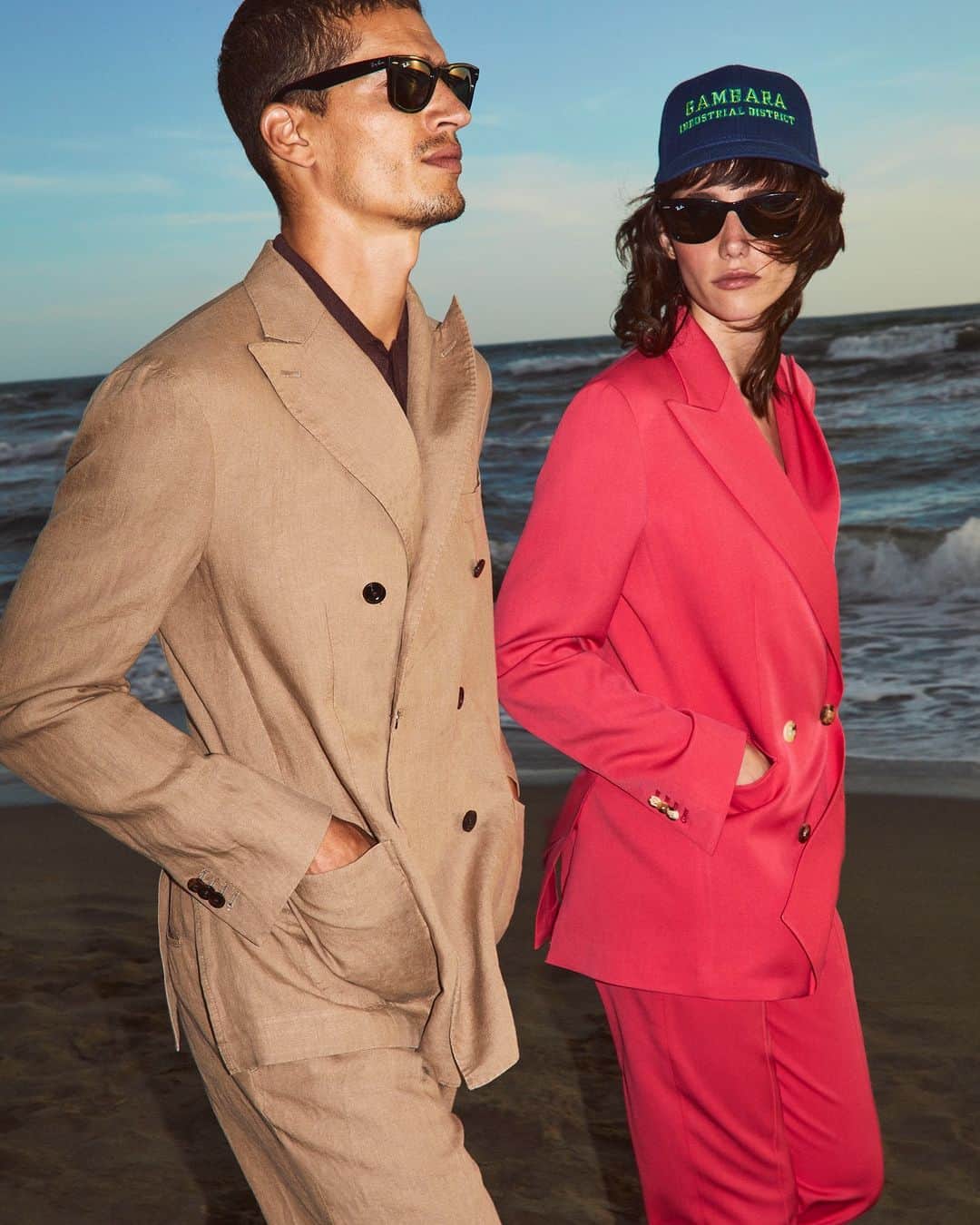 ボリオリのインスタグラム：「Feel the gentle breeze on your skin. The elegant and timeless design of Boglioli jackets makes them a perfect addition to your summer wardrobe. Explore our special selection of suits and take a closer look at www.bogliolimilano.com.  #bogliolimilano #jackets #madeinitaly #pattern」